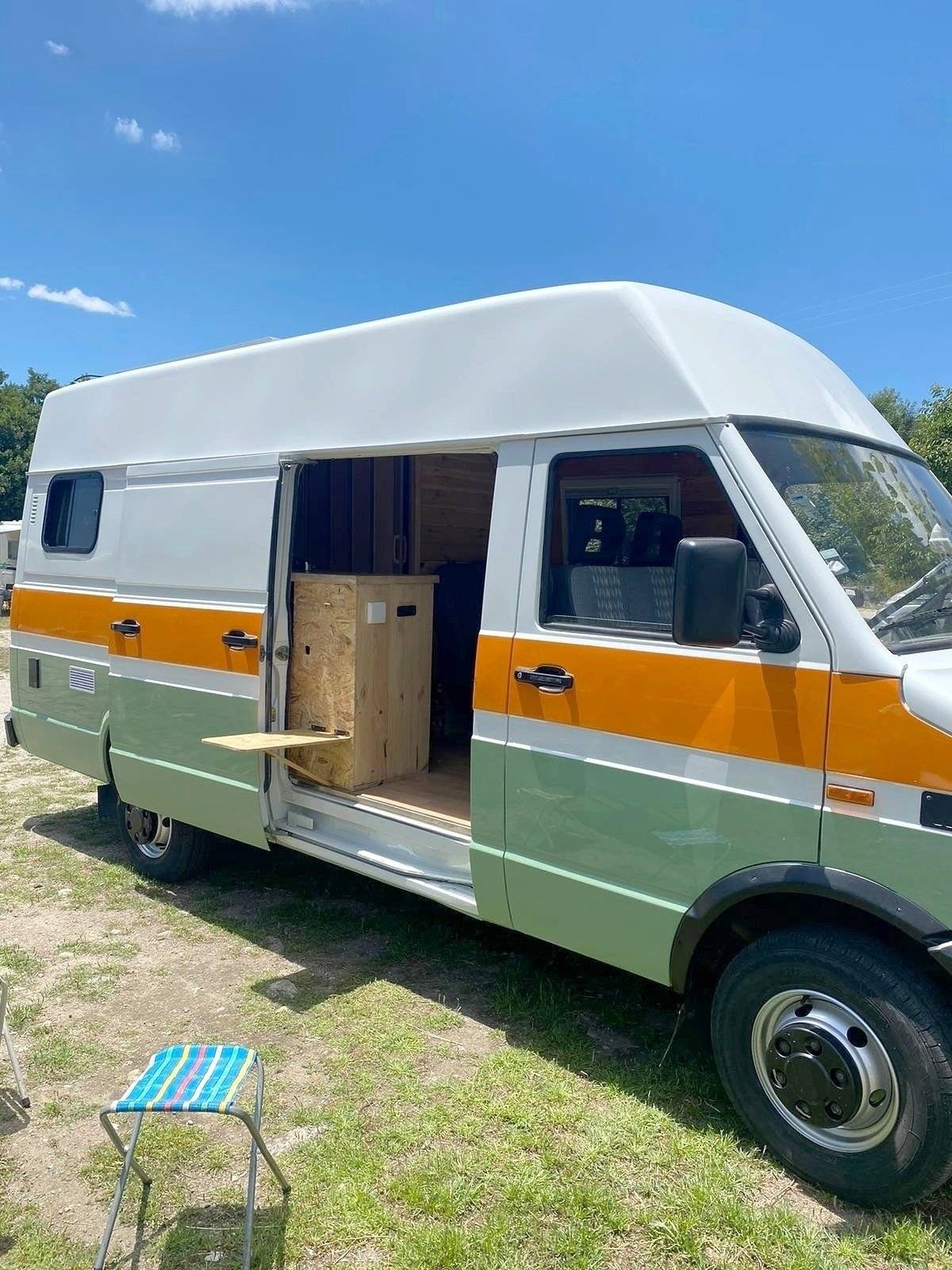 Vista frontale a ¾ Iveco DAILY 30-8 - Yescapa