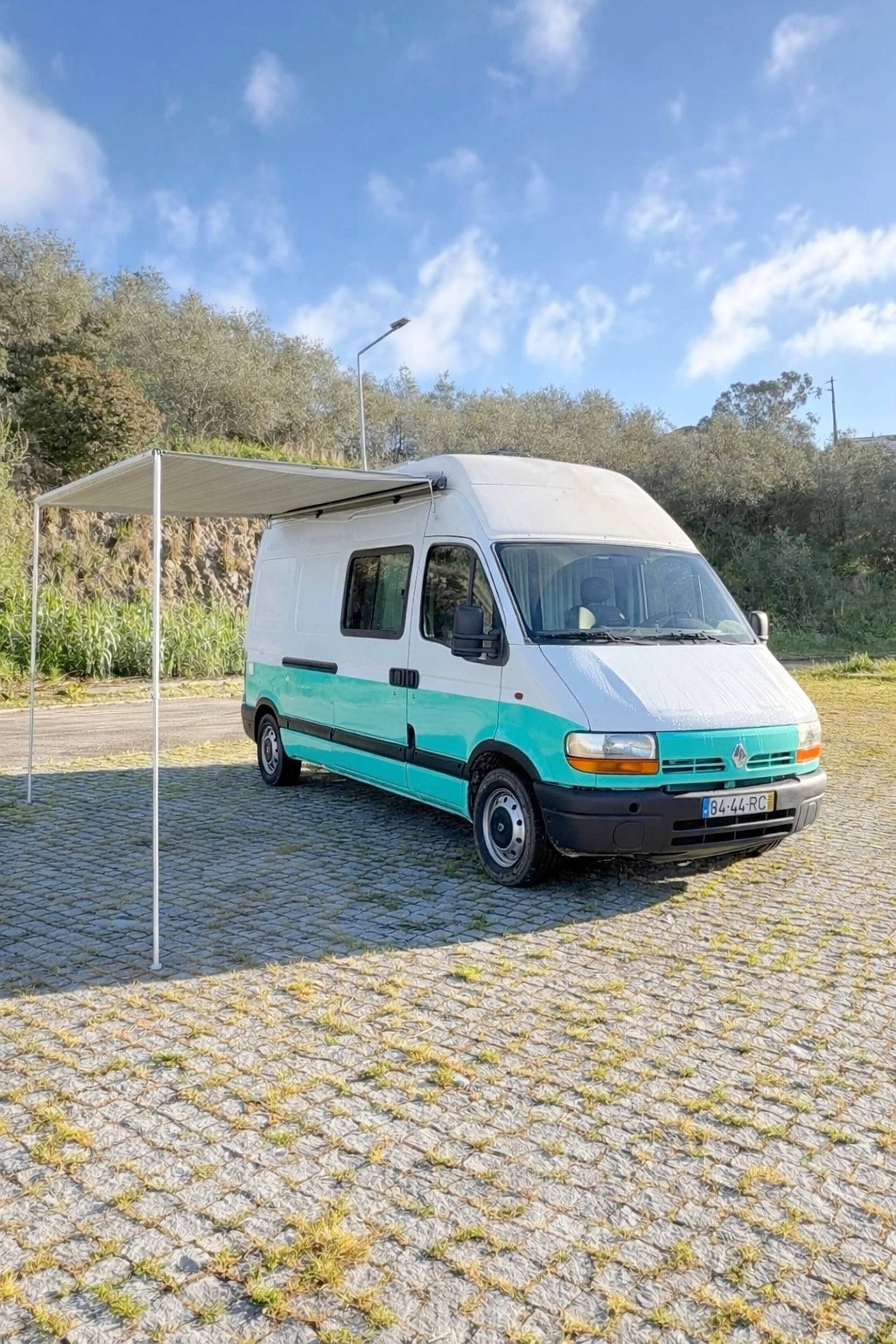 Front view from 3/4 Renault Master - Yescapa