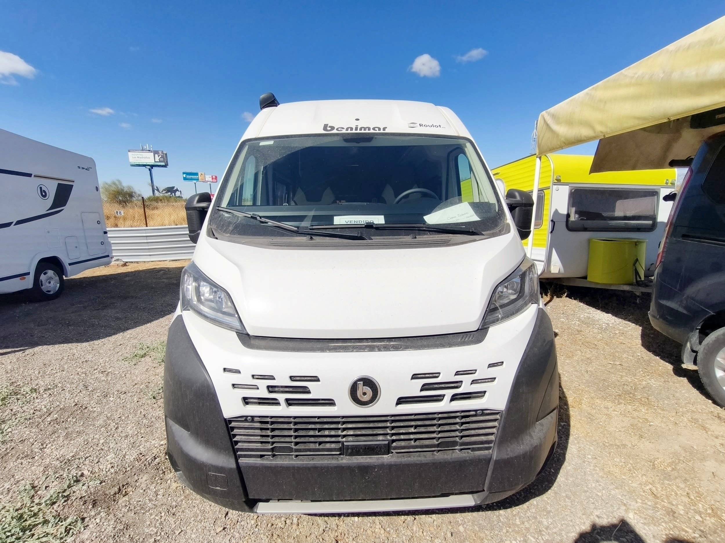 Vista del vehicle angle davanter Fiat 2,3 l 130 ch - Yescapa