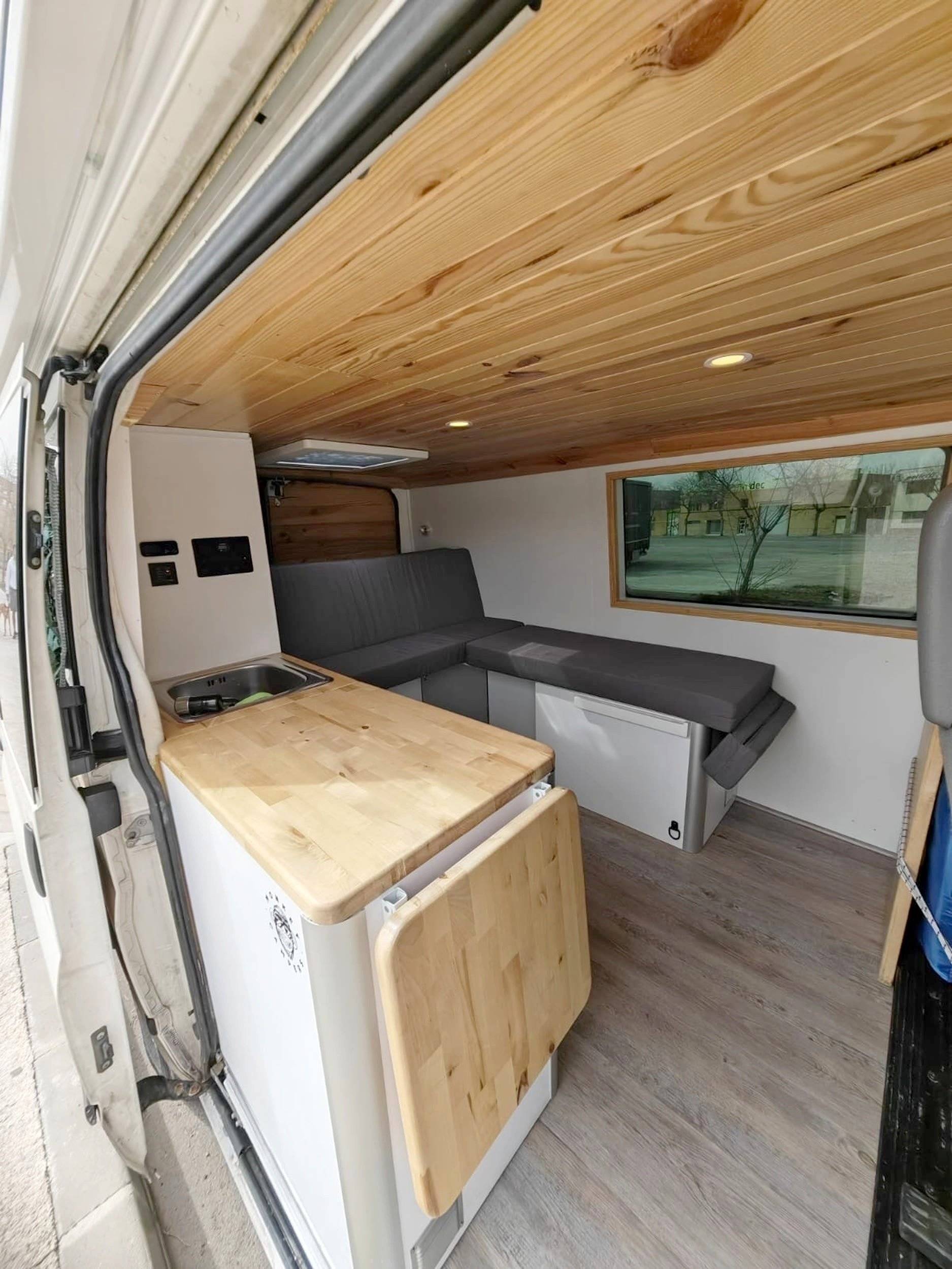 Dining Area Ford Transit 2,0 l 115 ch - Yescapa