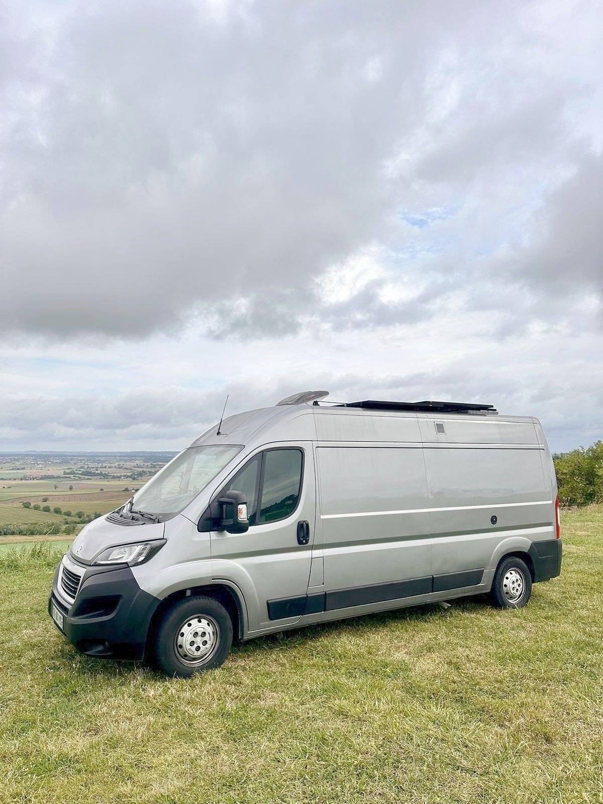 schräge Vorderansicht Peugeot Boxer 2,2l HDI 165 PS - Yescapa