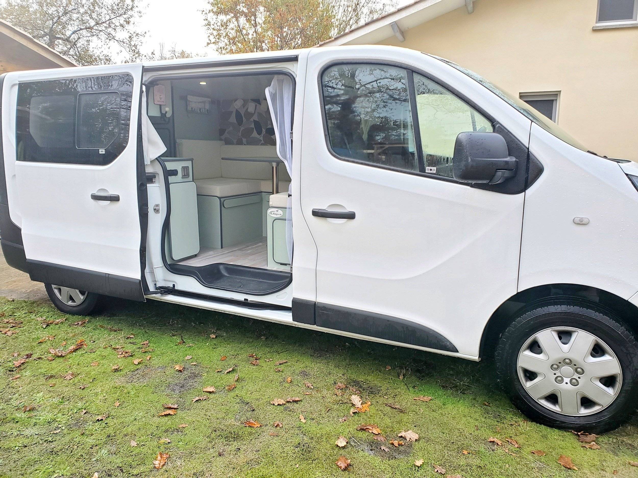 schräge Vorderansicht Renault - Yescapa