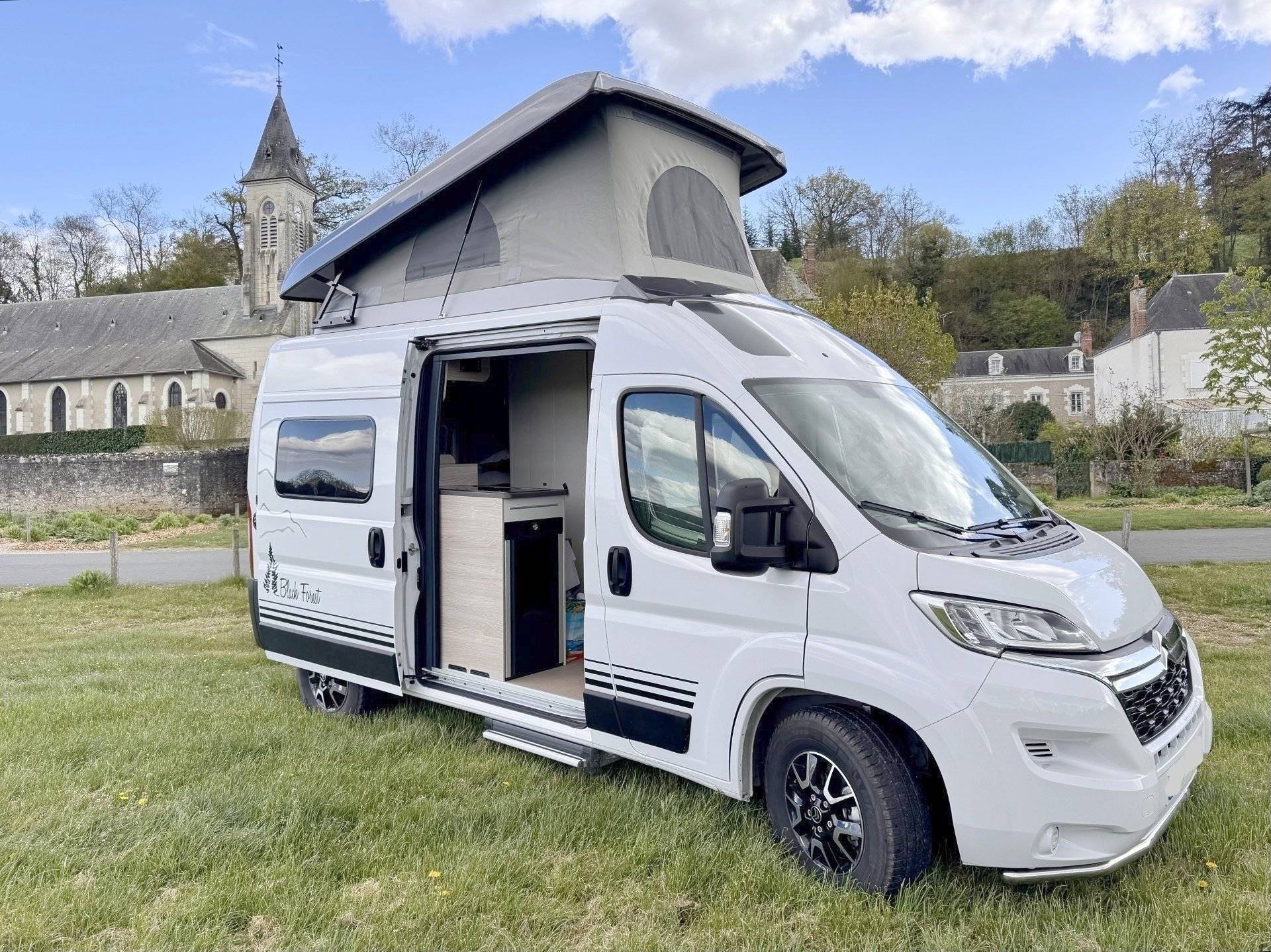 Vue avant de 3/4 Citroën Jumper 2,2 l 150 ch - Yescapa