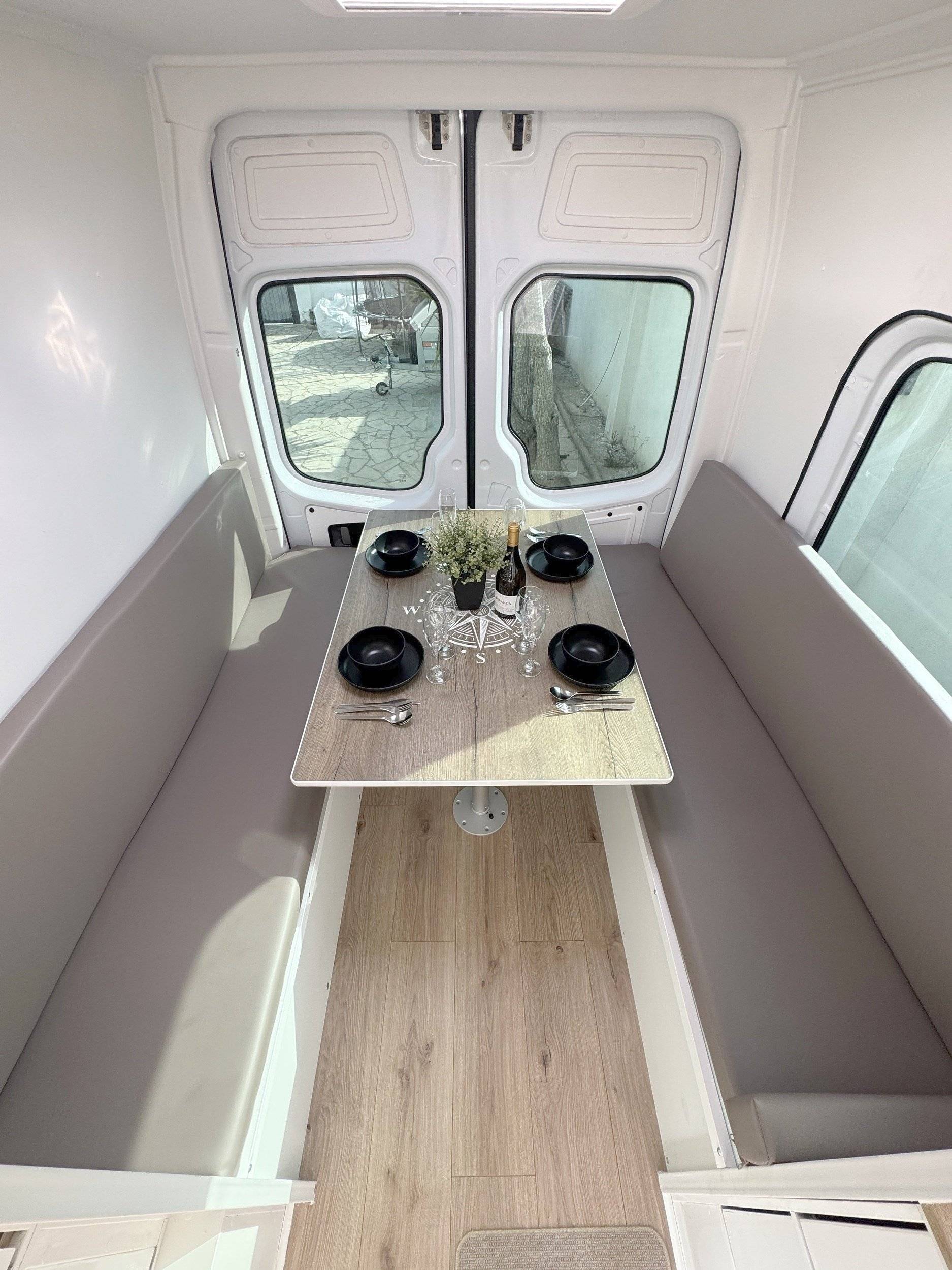 Dining Area Mercedes Sprinter 2,2 l 143 ch - Yescapa