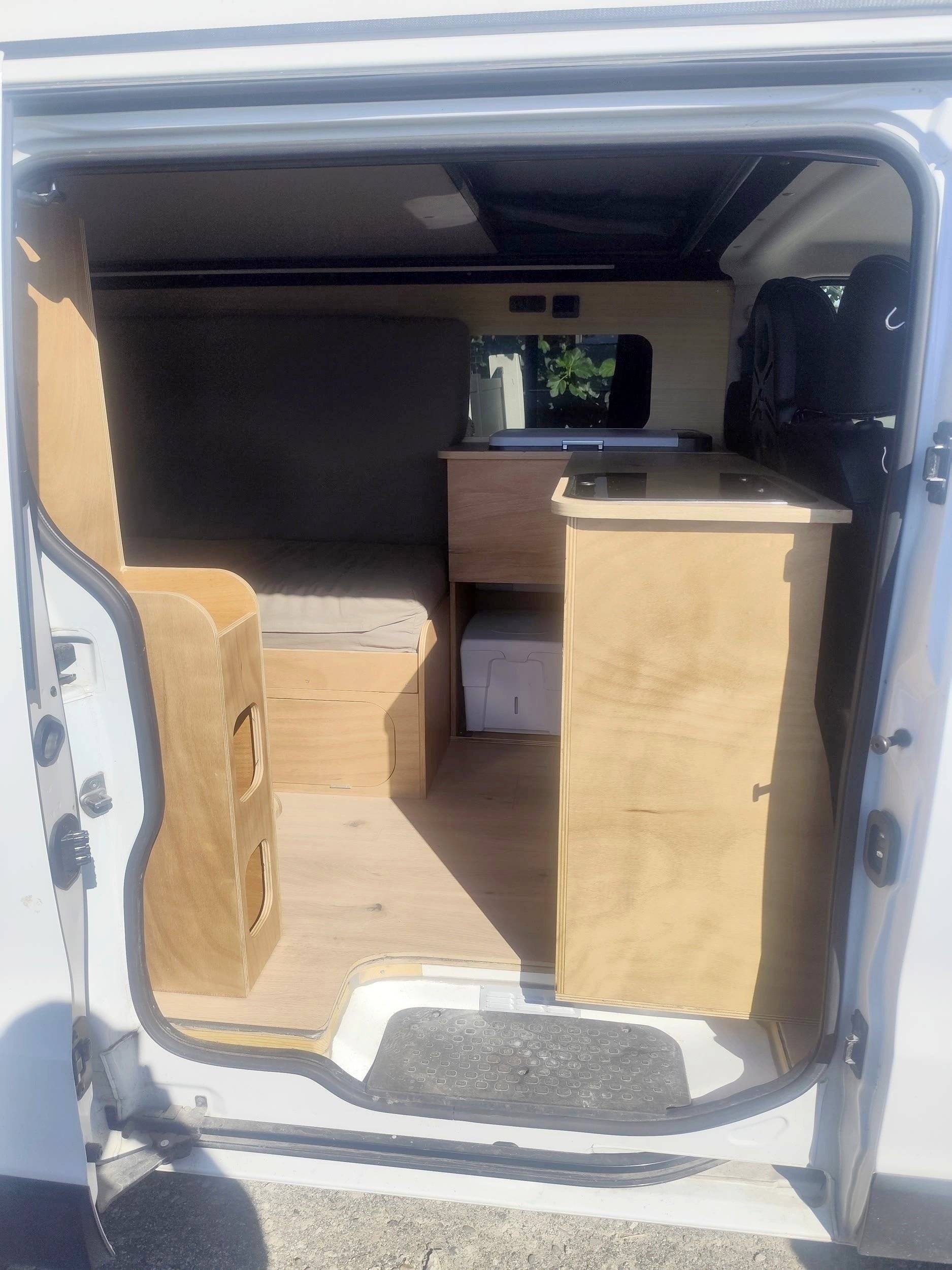 Dining Area Renault Trafic L2-H1 - Yescapa