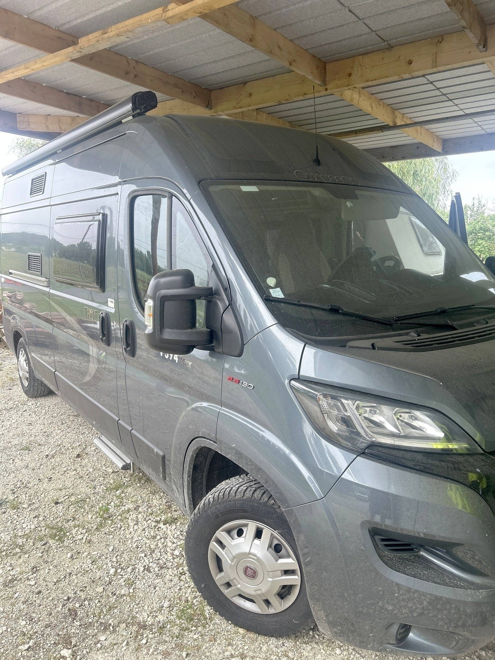 Vista del vehículo ángulo delantero Fiat 2,3 l 130 ch - Yescapa