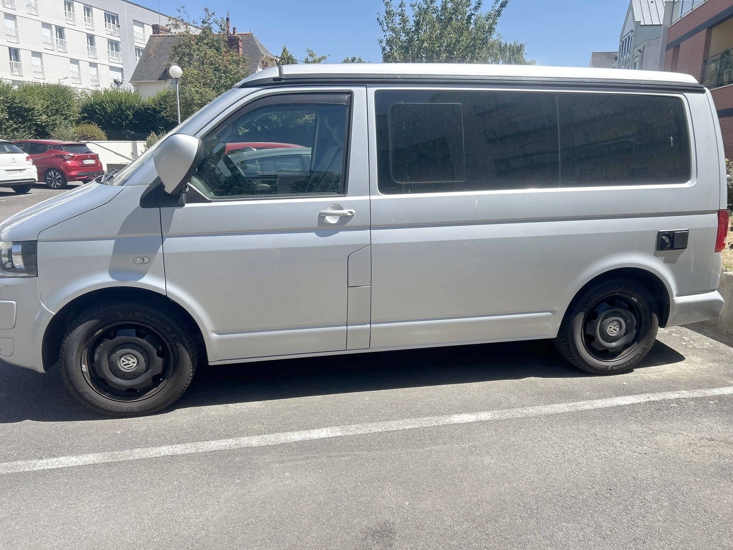 schräge Vorderansicht Volkswagen California - Yescapa