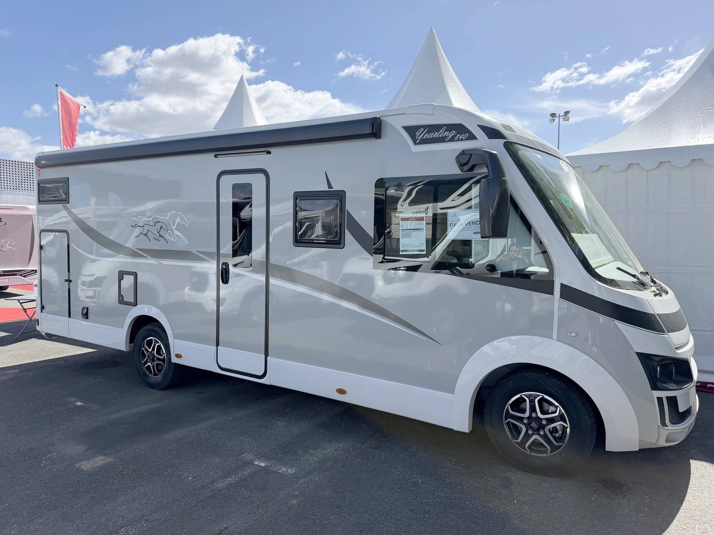 Vista del vehículo ángulo delantero Fiat Fiat Ducato 2.2L MTJ 140 CH - Yescapa