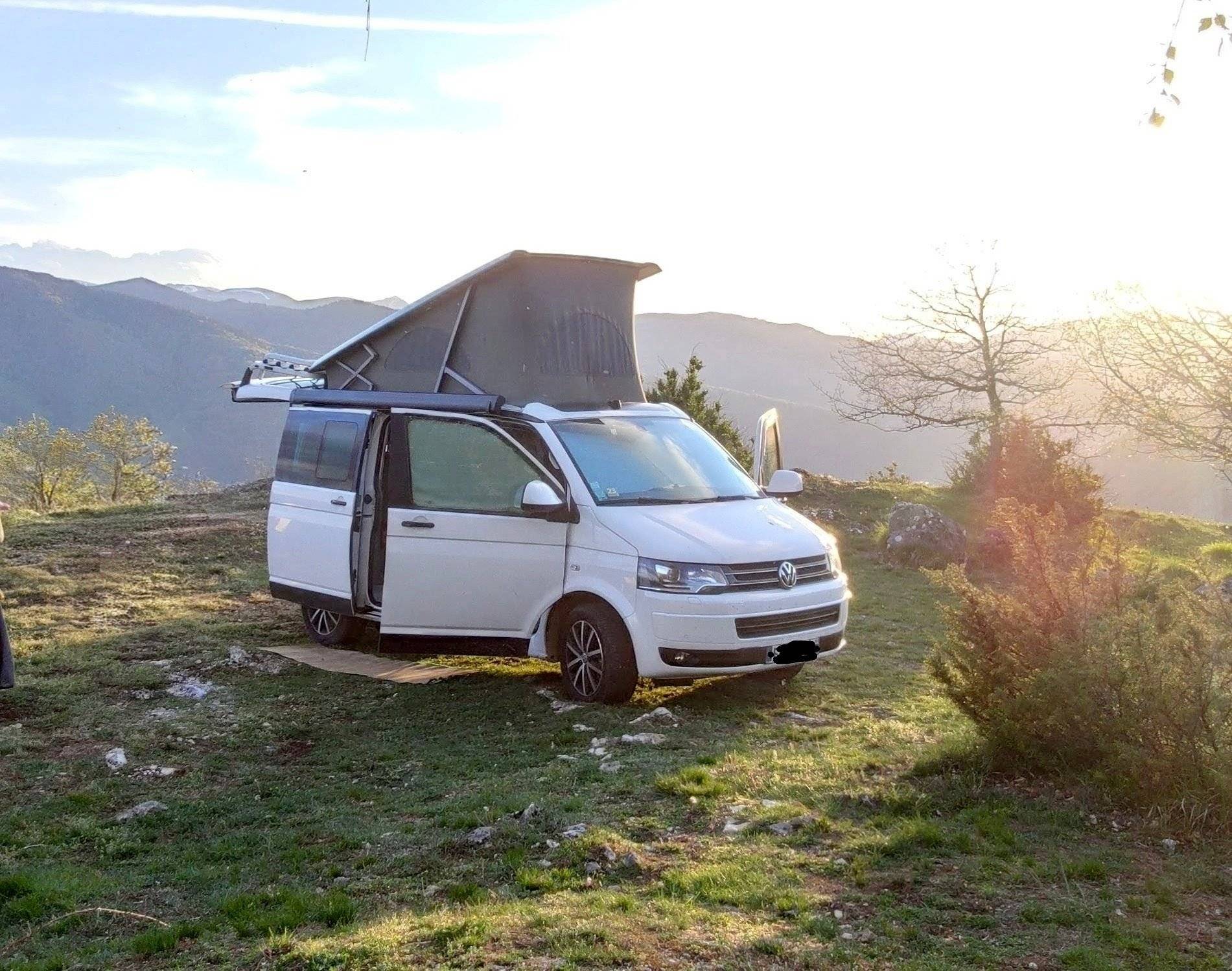 Front view from 3/4 Volkswagen T5 2,0 l 180 ch - Yescapa