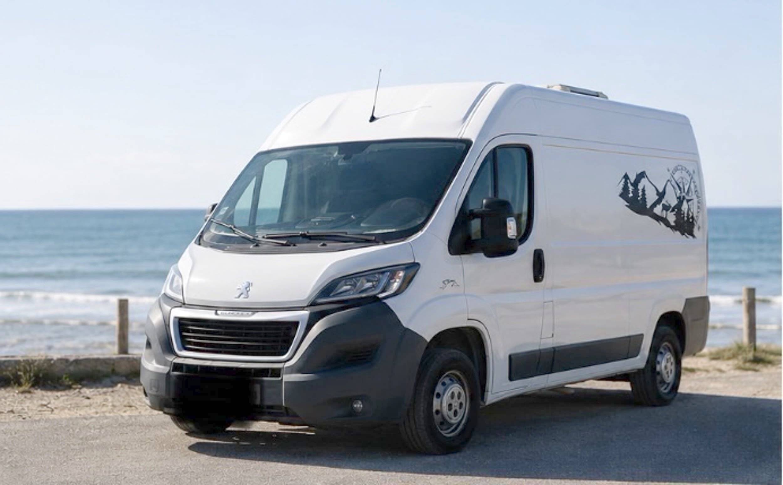 Vista de 3/4 Peugeot Boxer 2,2 l hdi 130 ch - Yescapa