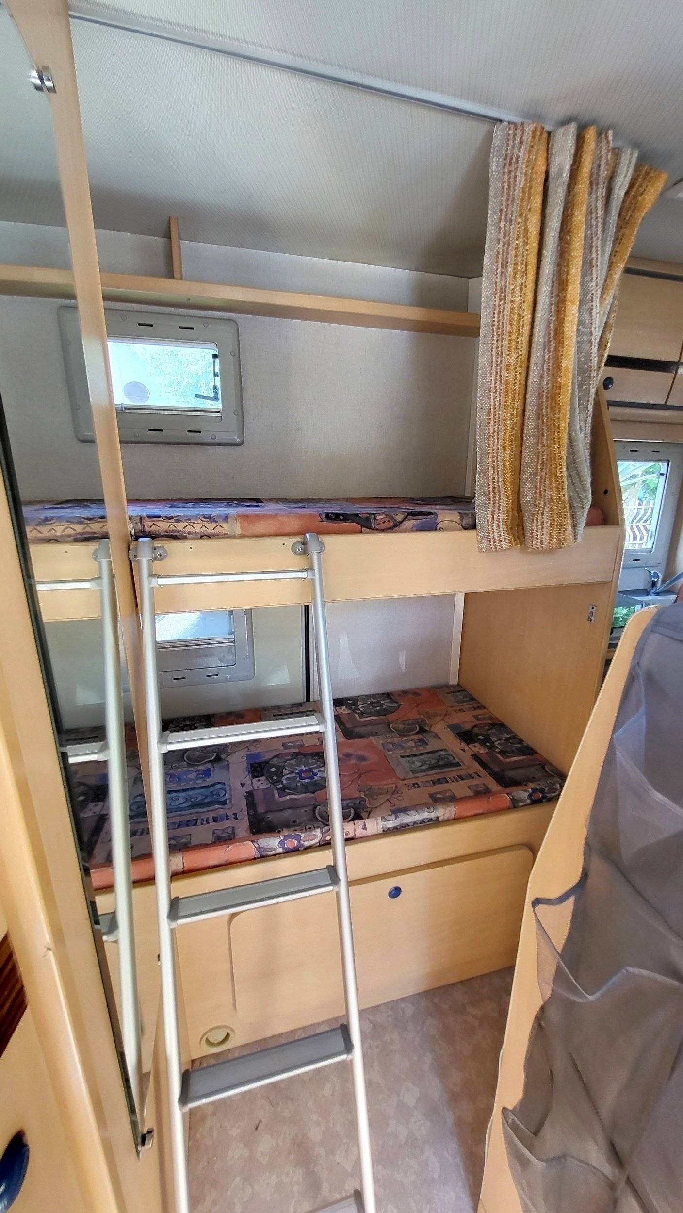 Schlafplätze Ford Transit 2,5 TD - Yescapa