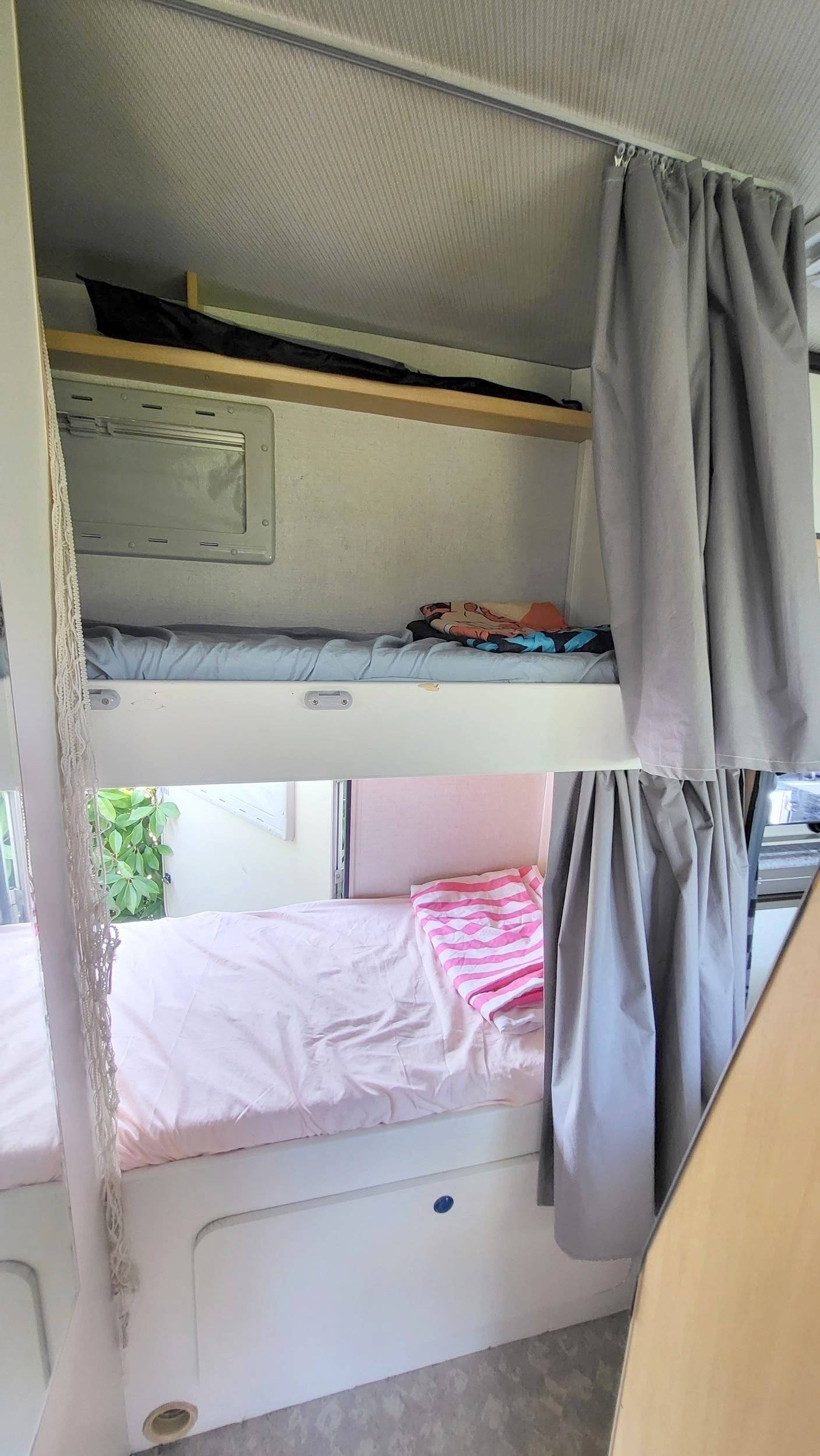 Couchages Ford Transit 2,5 TD - Yescapa