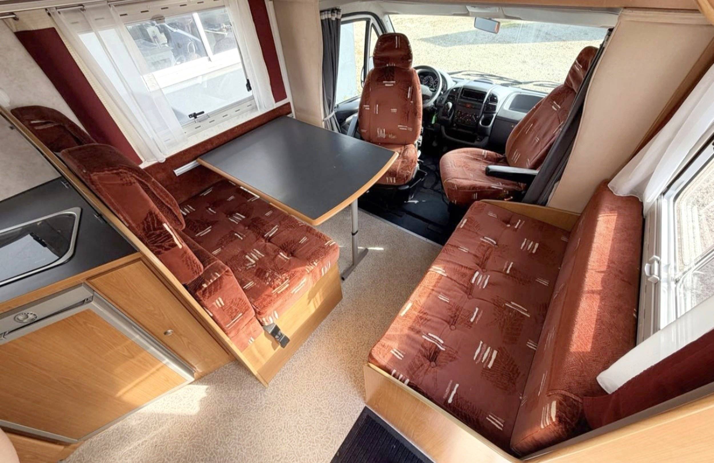 Dining Area Fiat Ducato 2.8 JTD - Yescapa