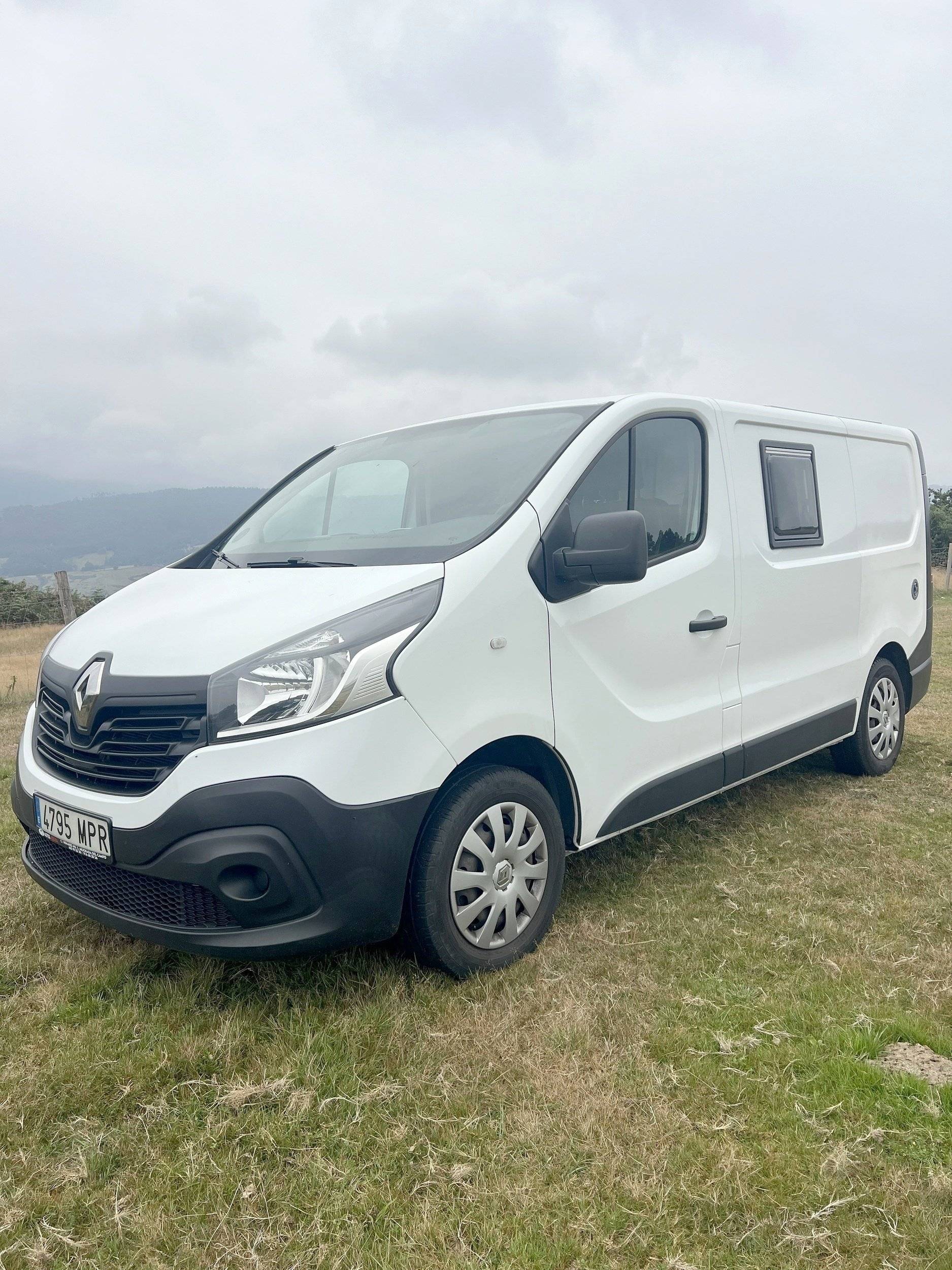 Vista del vehículo ángulo delantero Renault Trafic 1,6 l 120 ch - Yescapa