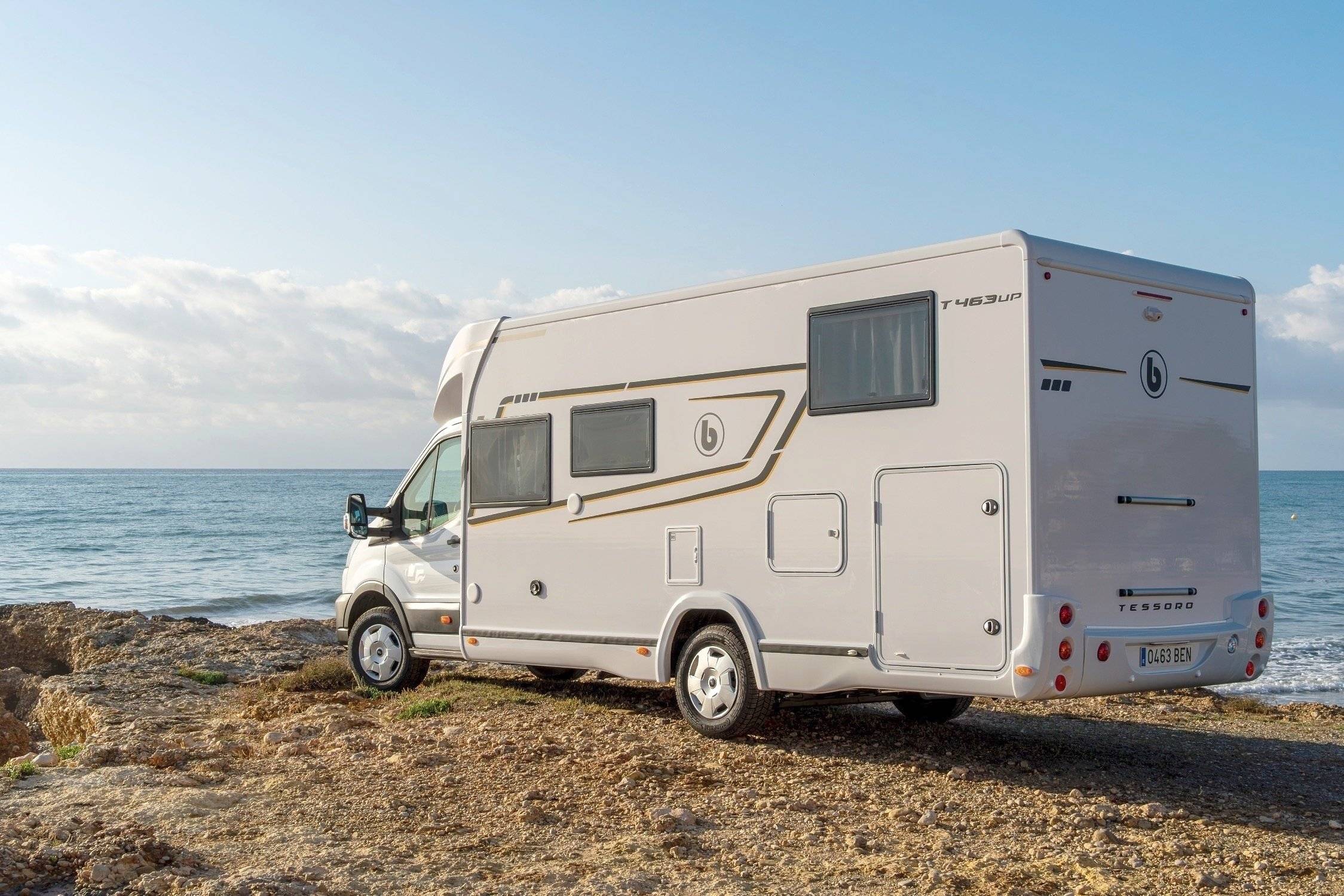 schräge Vorderansicht Ford - Yescapa