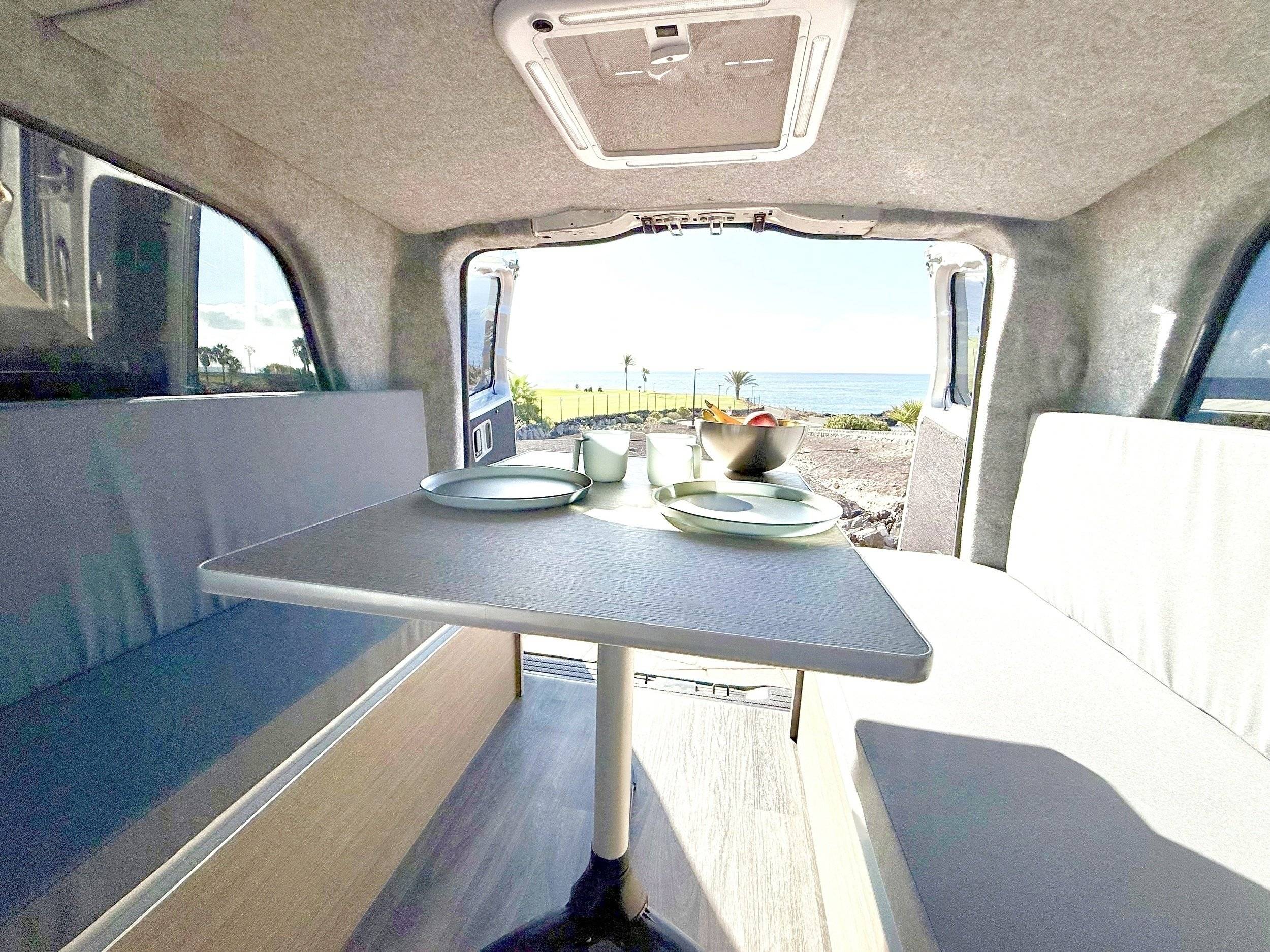 Dining Area Mercedes Mercedes vito - Yescapa
