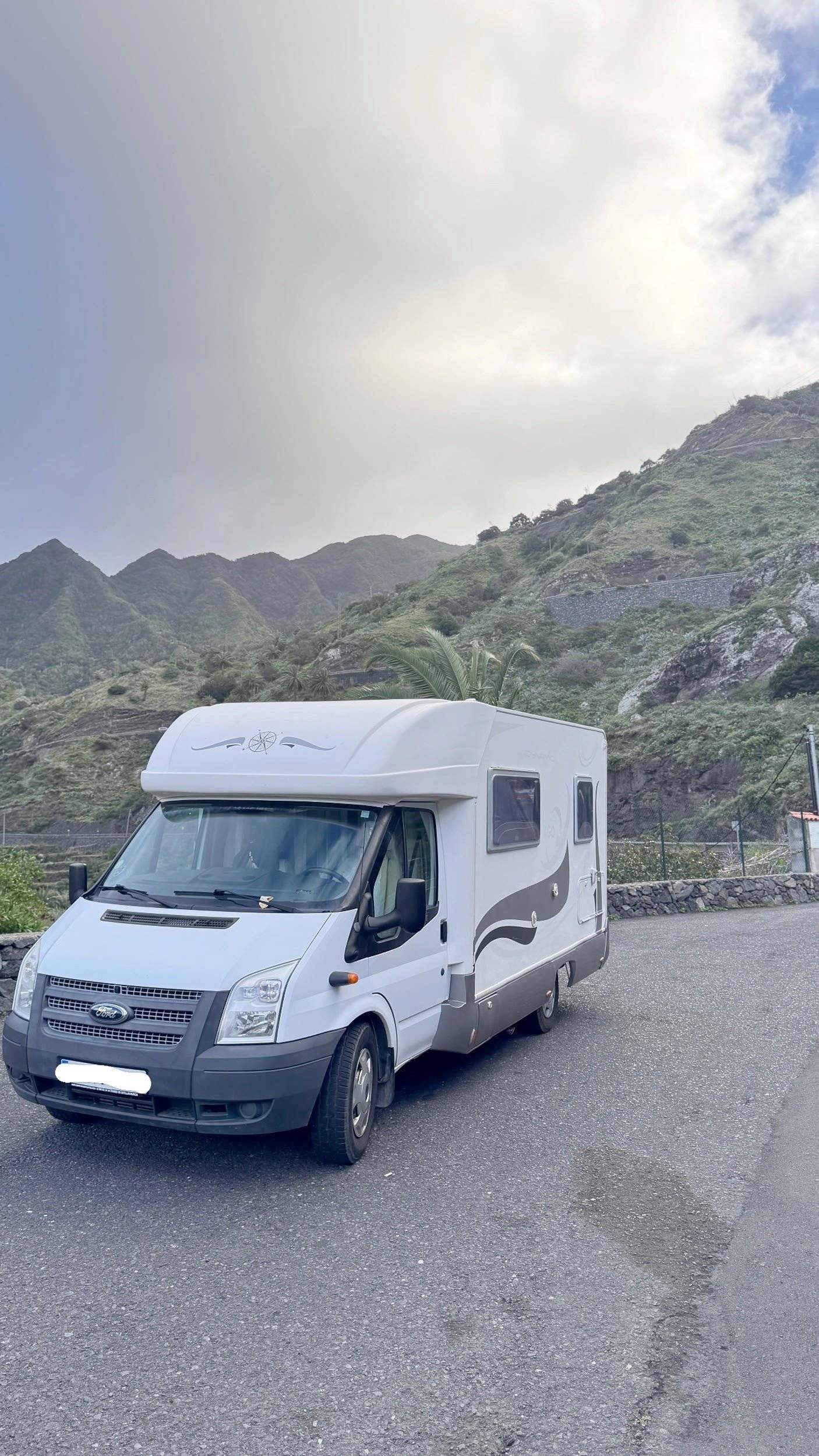 schräge Vorderansicht Ford ford transit - Yescapa