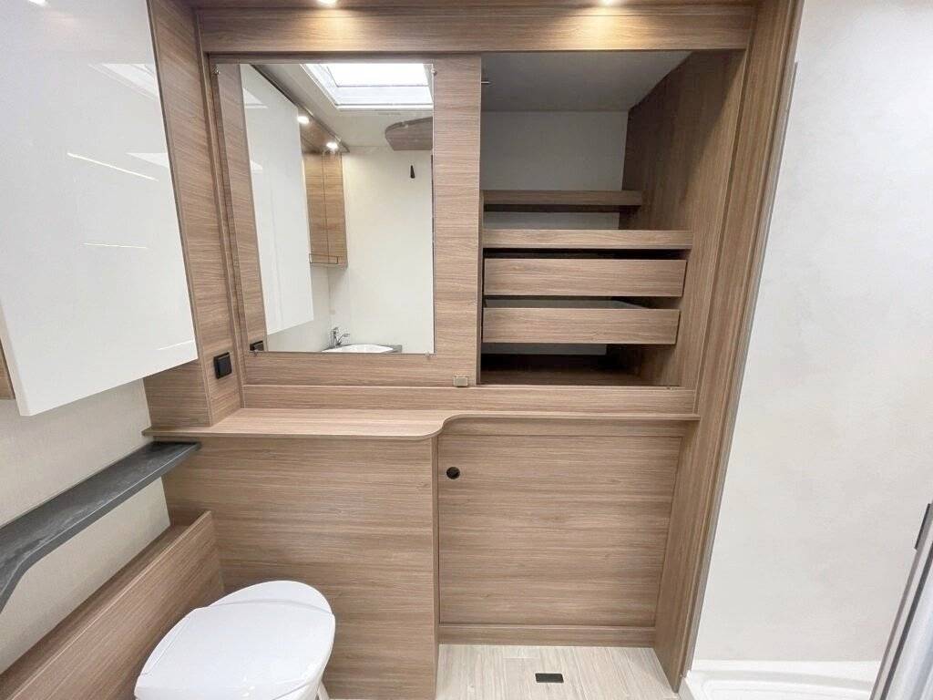 Pilote P696D Evidence