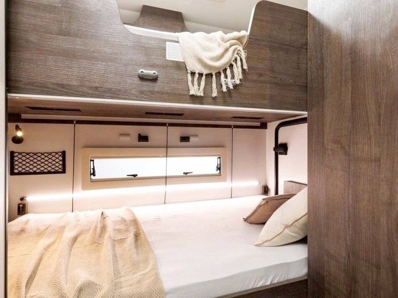 Dining Area Ford - Yescapa