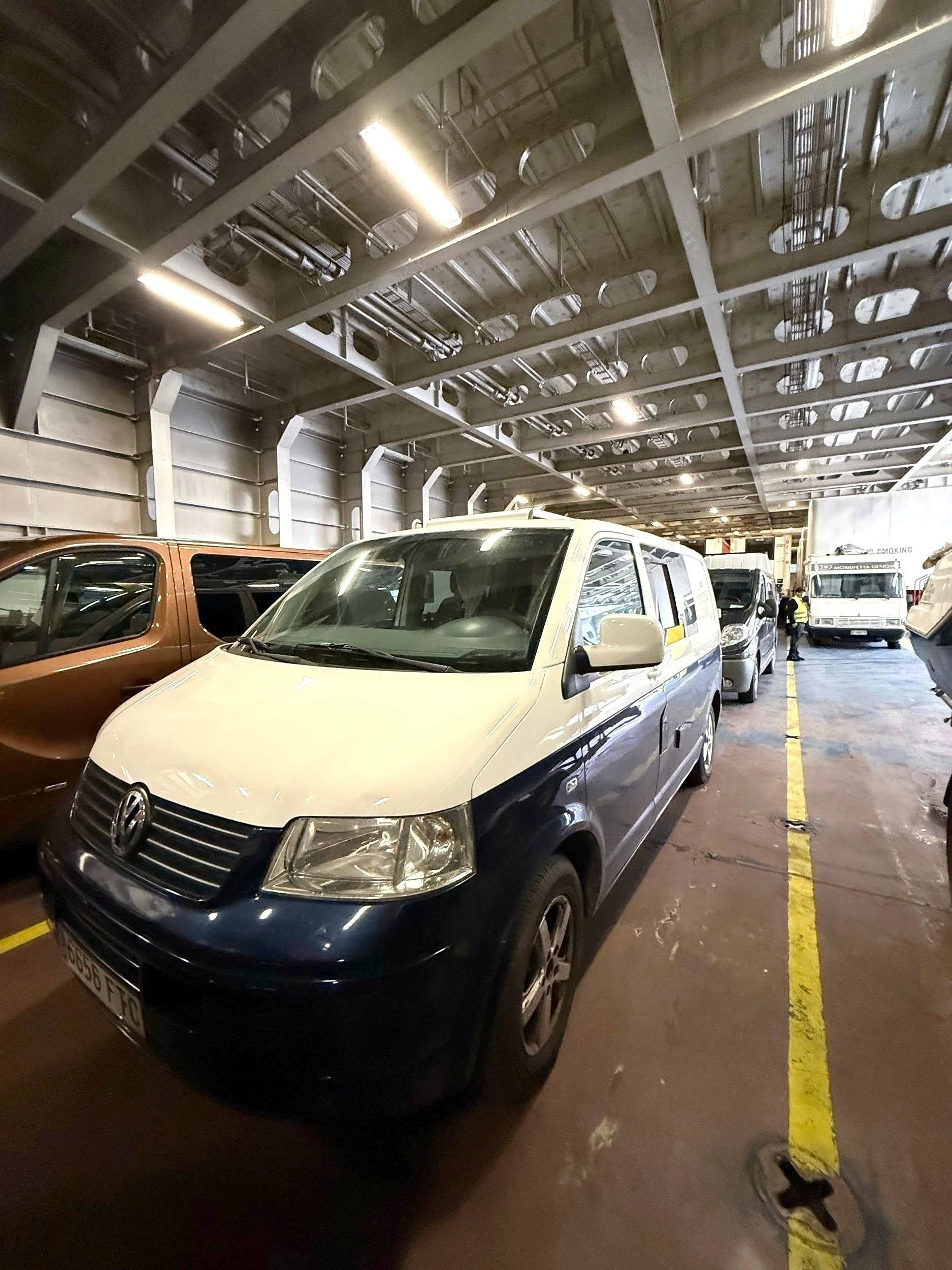 Vista del vehículo ángulo delantero Volkswagen T5 1,9 l 102 ch - Yescapa