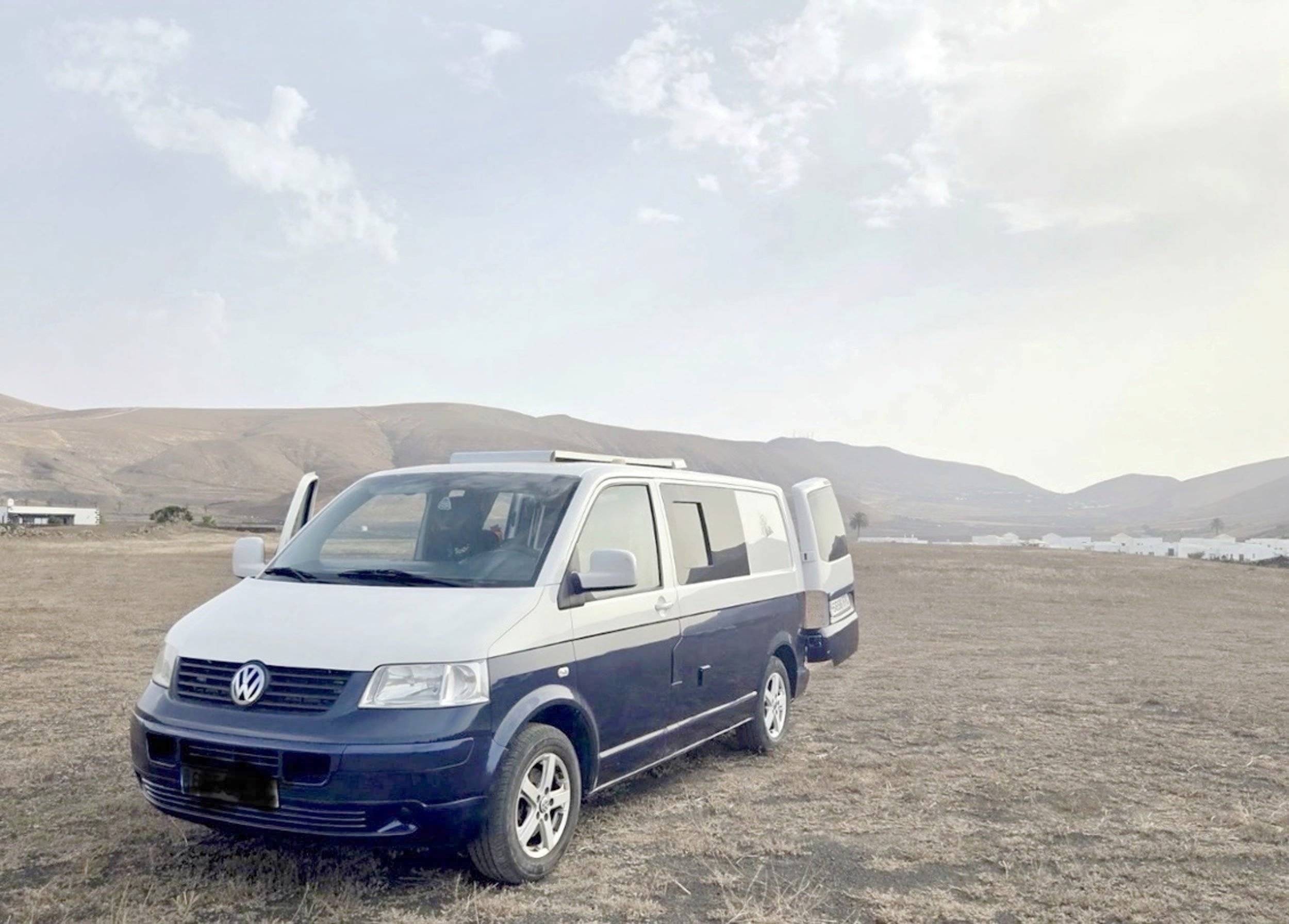 Vue avant de 3/4 Volkswagen T5 1,9 l 102 ch - Yescapa