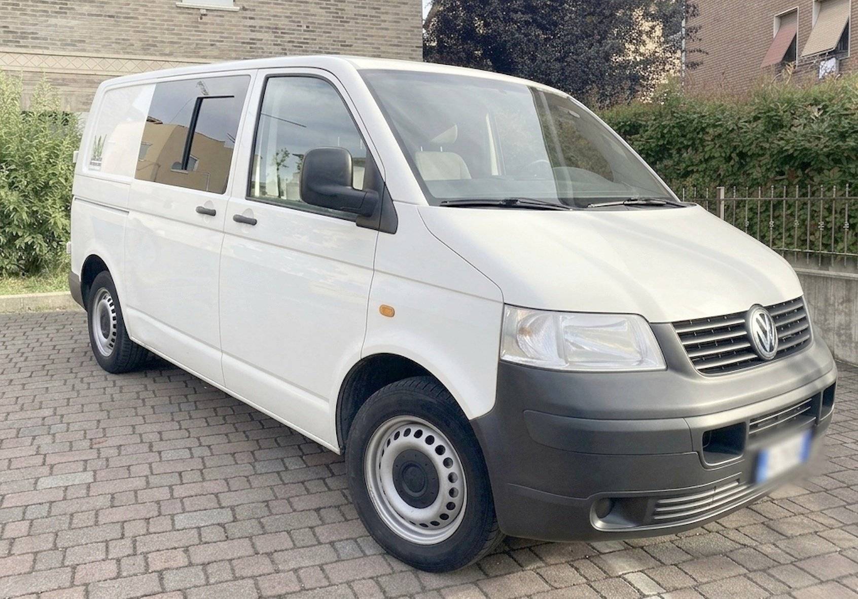 Vista frontale a ¾ Volkswagen Transporter T5 - Yescapa
