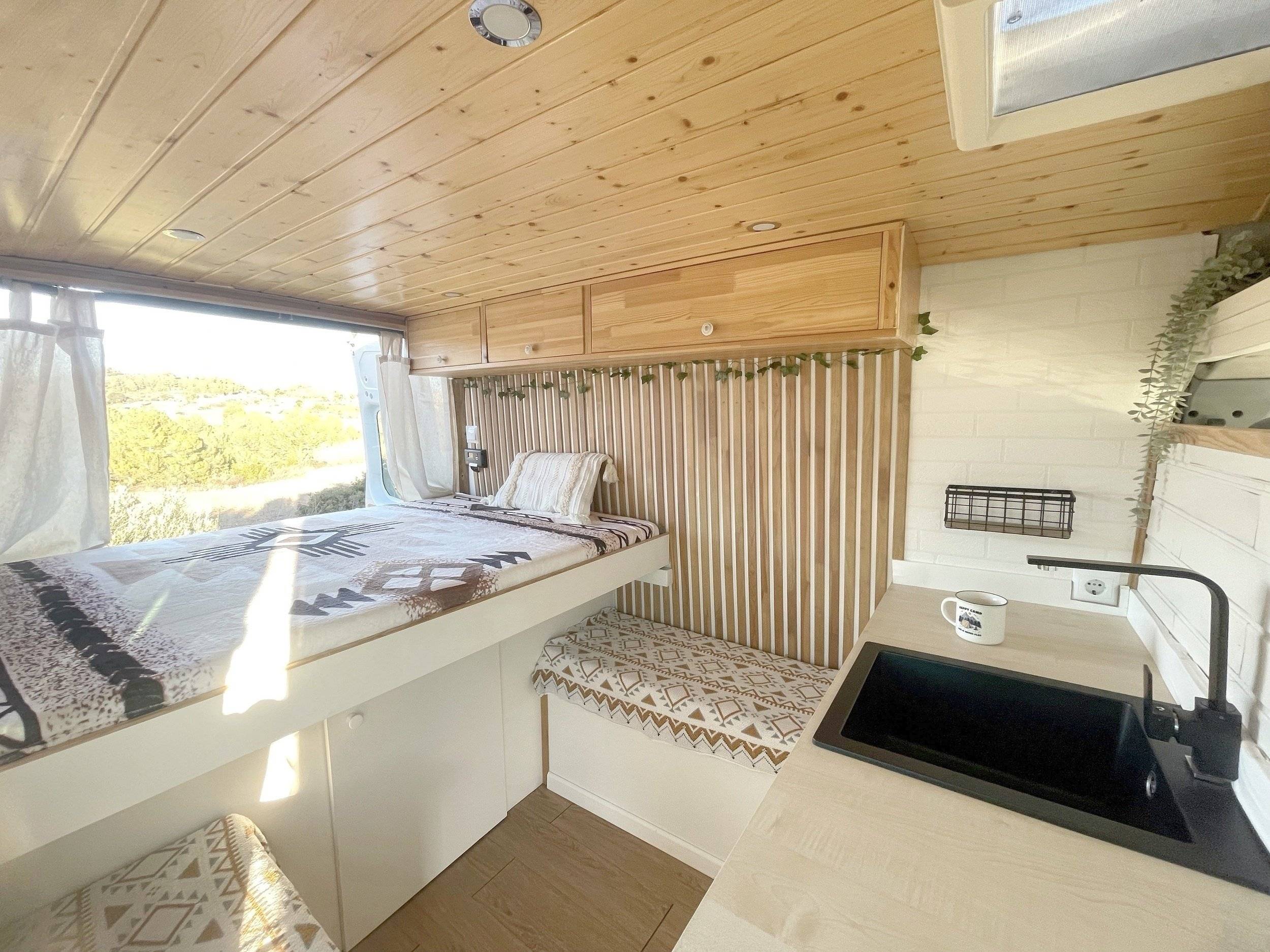 Vista del vehículo ángulo delantero Ford Transit 125 ch - Yescapa