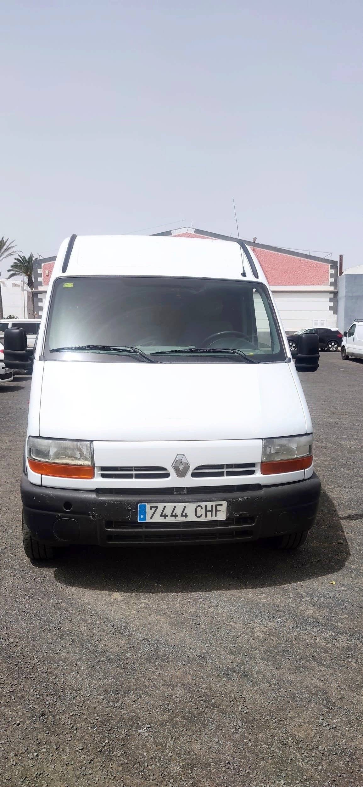 Front view from 3/4 Renault 2,3 l 125 ch - Yescapa