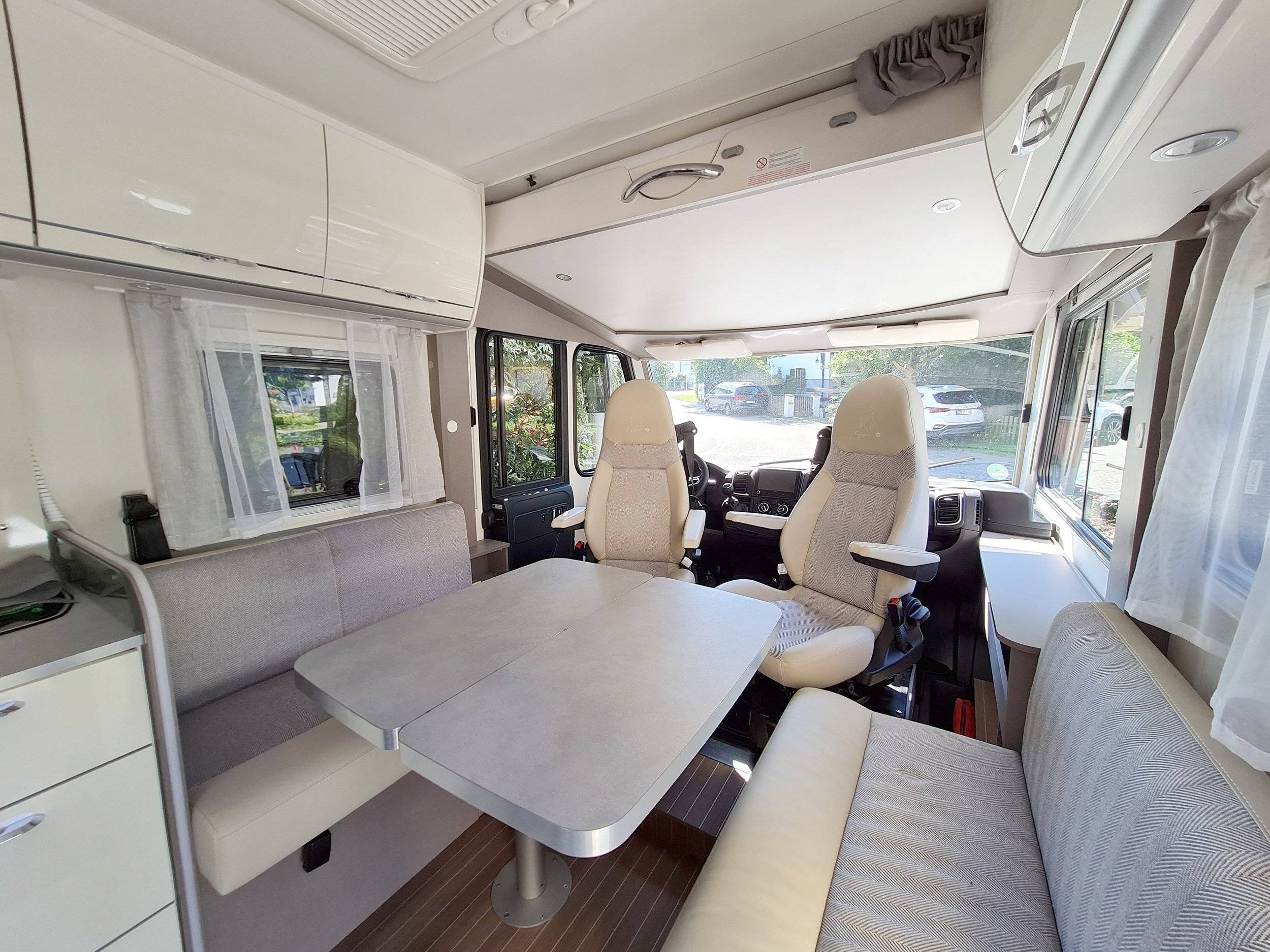 Área de jantar Fiat Ducato 2,2 l Multijet 130 ch. - Yescapa