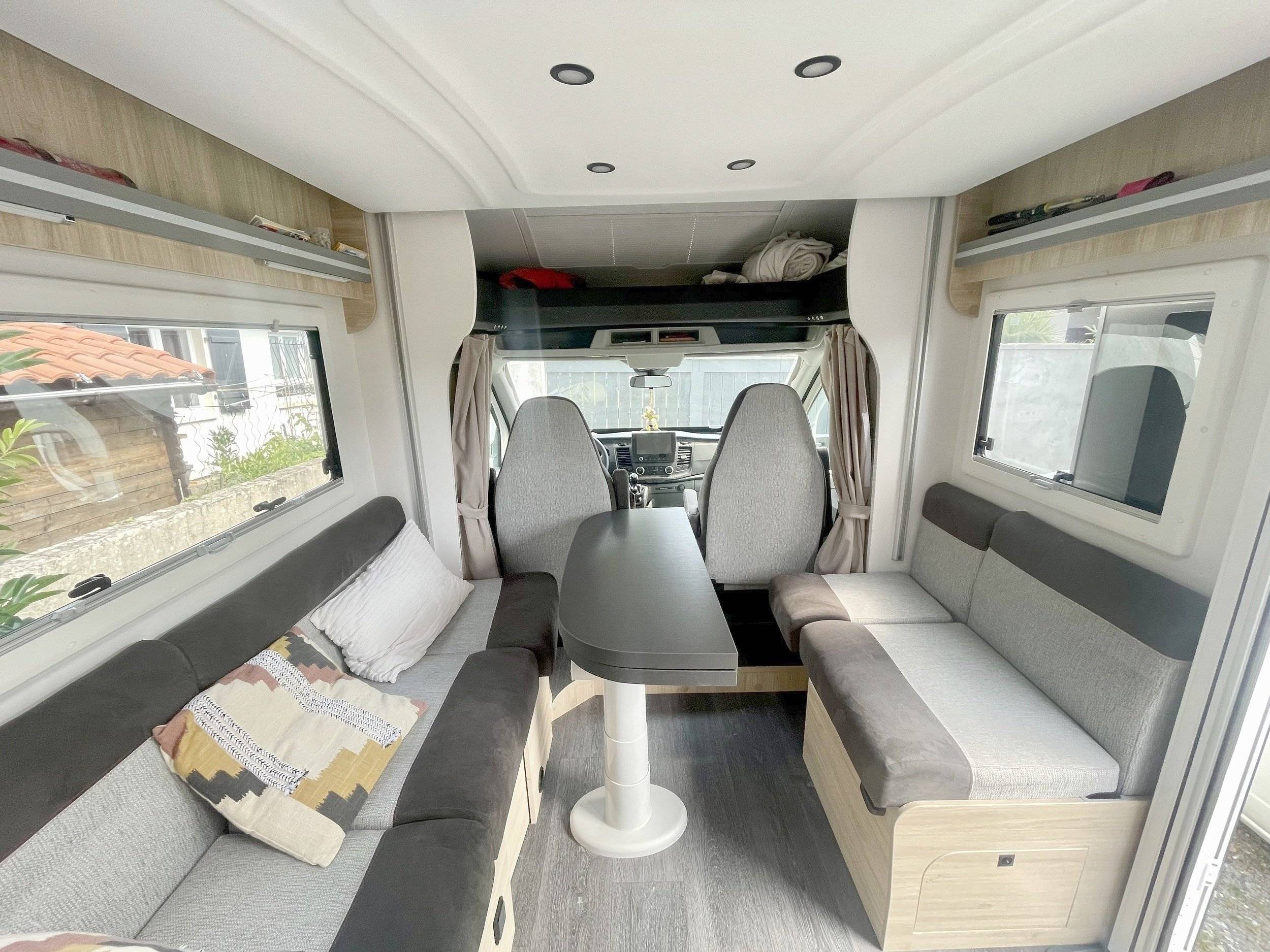 Dining Area Ford Ford Transit 2.2 L 170 CV - Yescapa