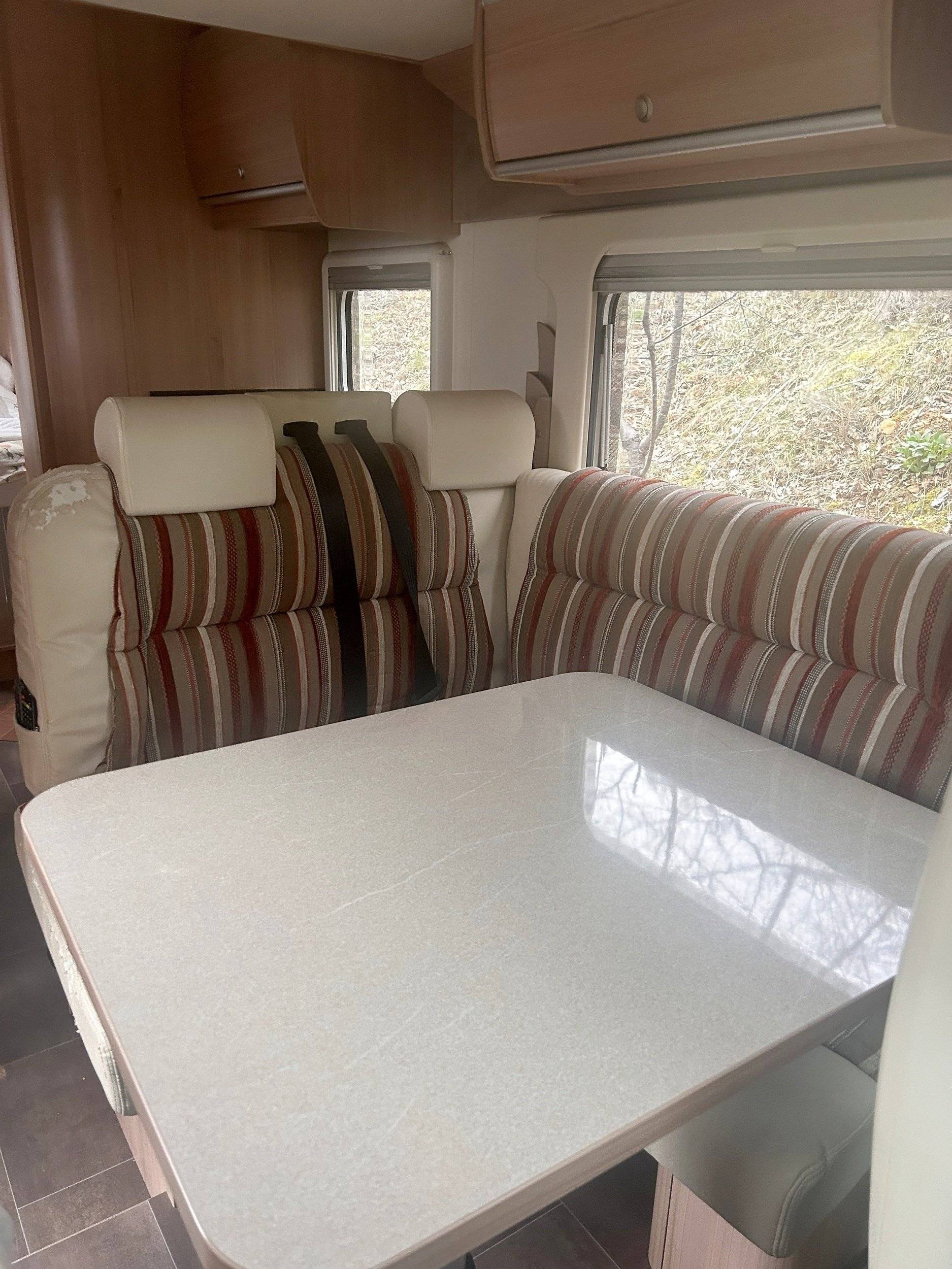 Dining Area Fiat 2,3 l 130 ch - Yescapa