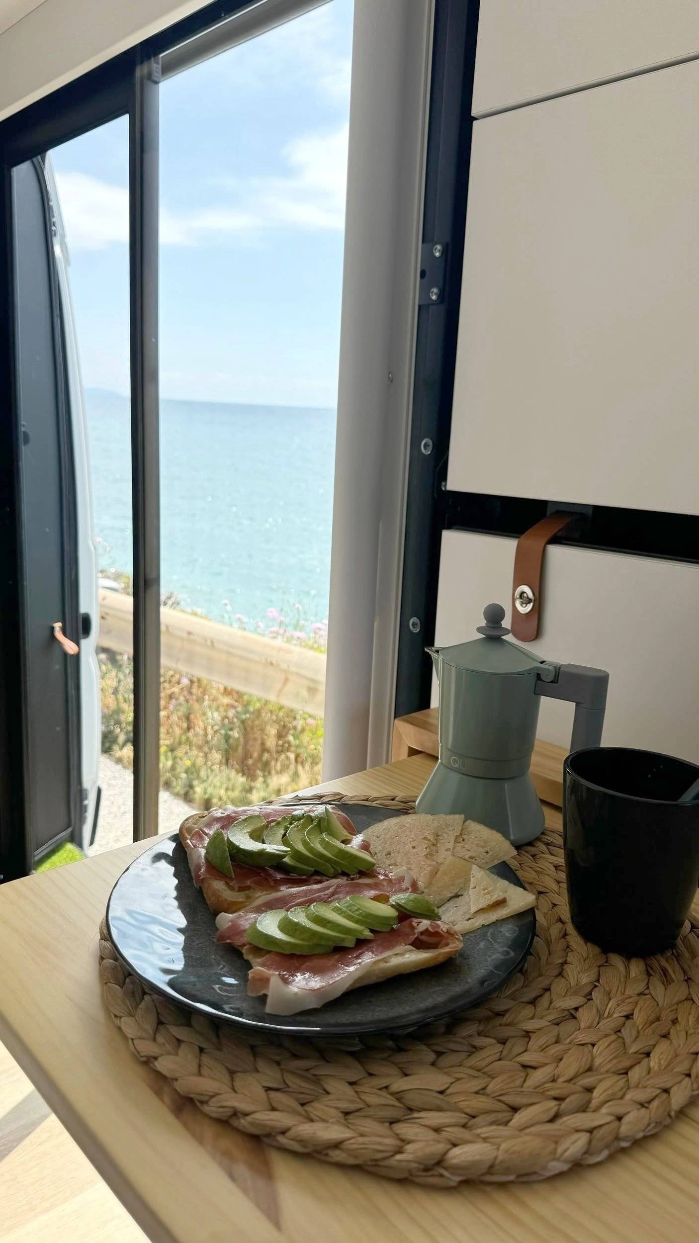 Dining Area Citroën Jumper 2,2 l 140 CV BLUE HDI - Yescapa