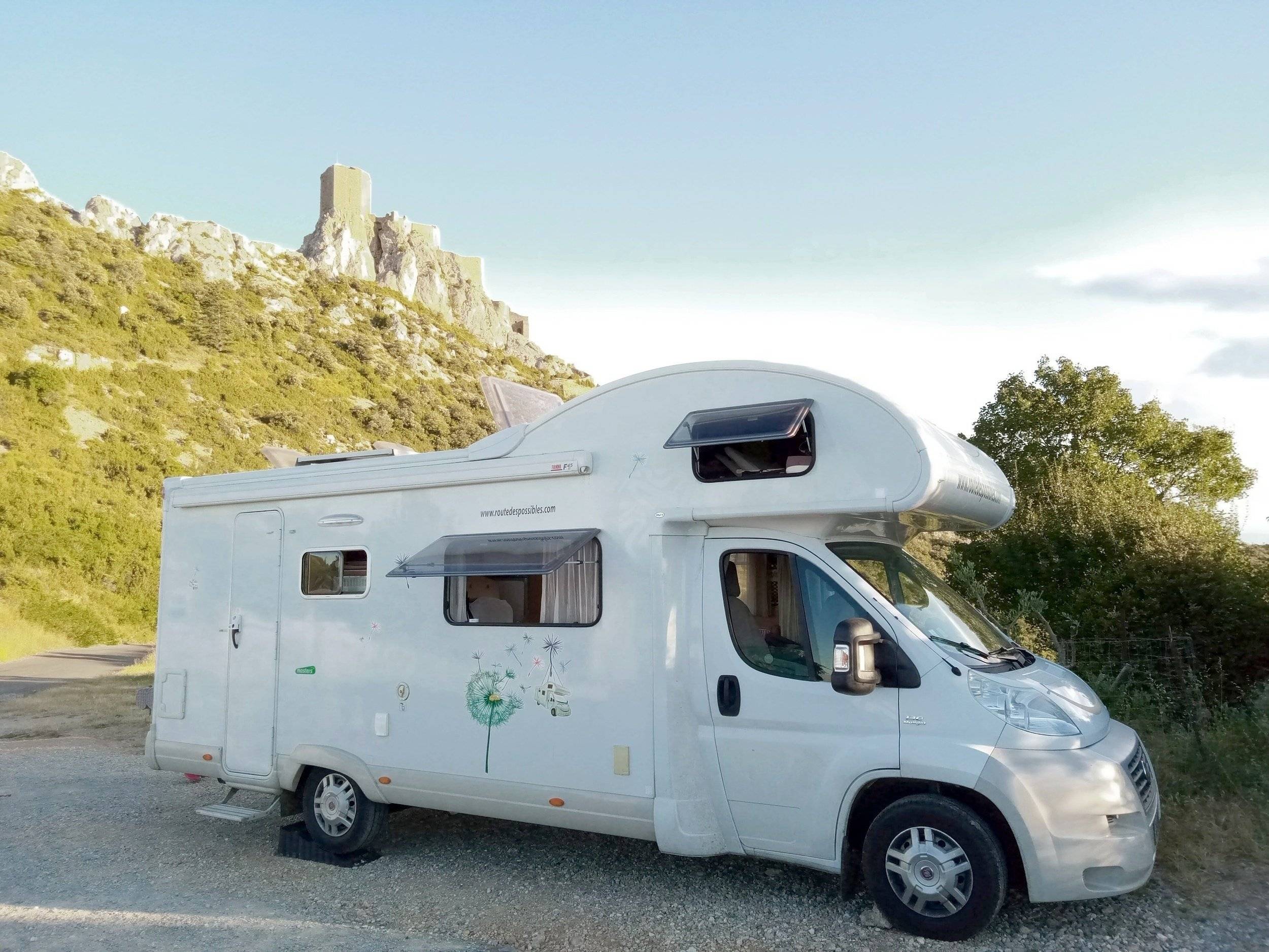 schräge Vorderansicht Fiat Ducato 2,3 l Multijet 130 ch. - Yescapa