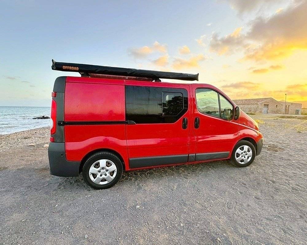 Vista frontale a ¾ Opel Vivaro 2.0 115cv 16v - Yescapa