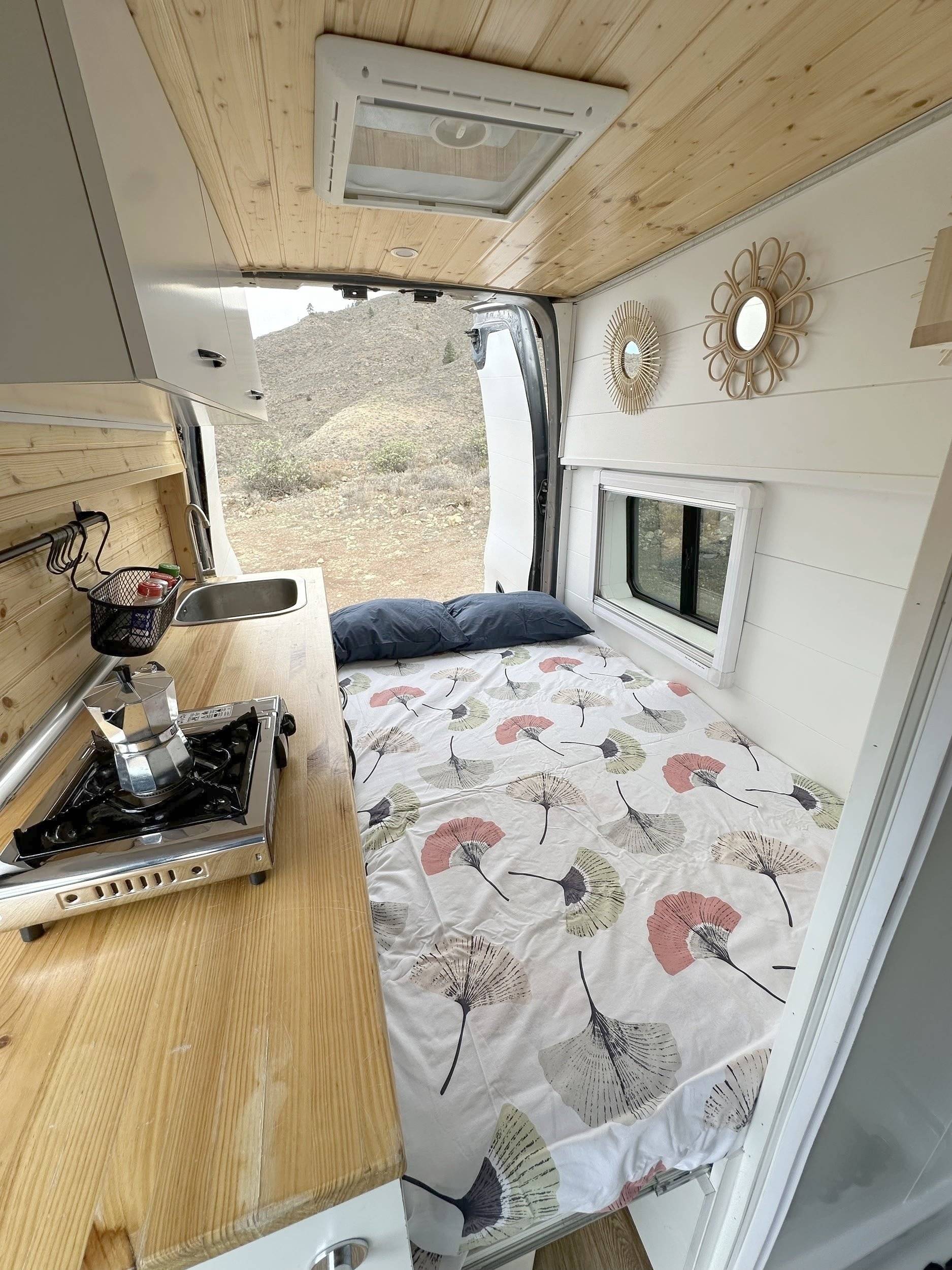 Berth Nissan Primastar - Yescapa