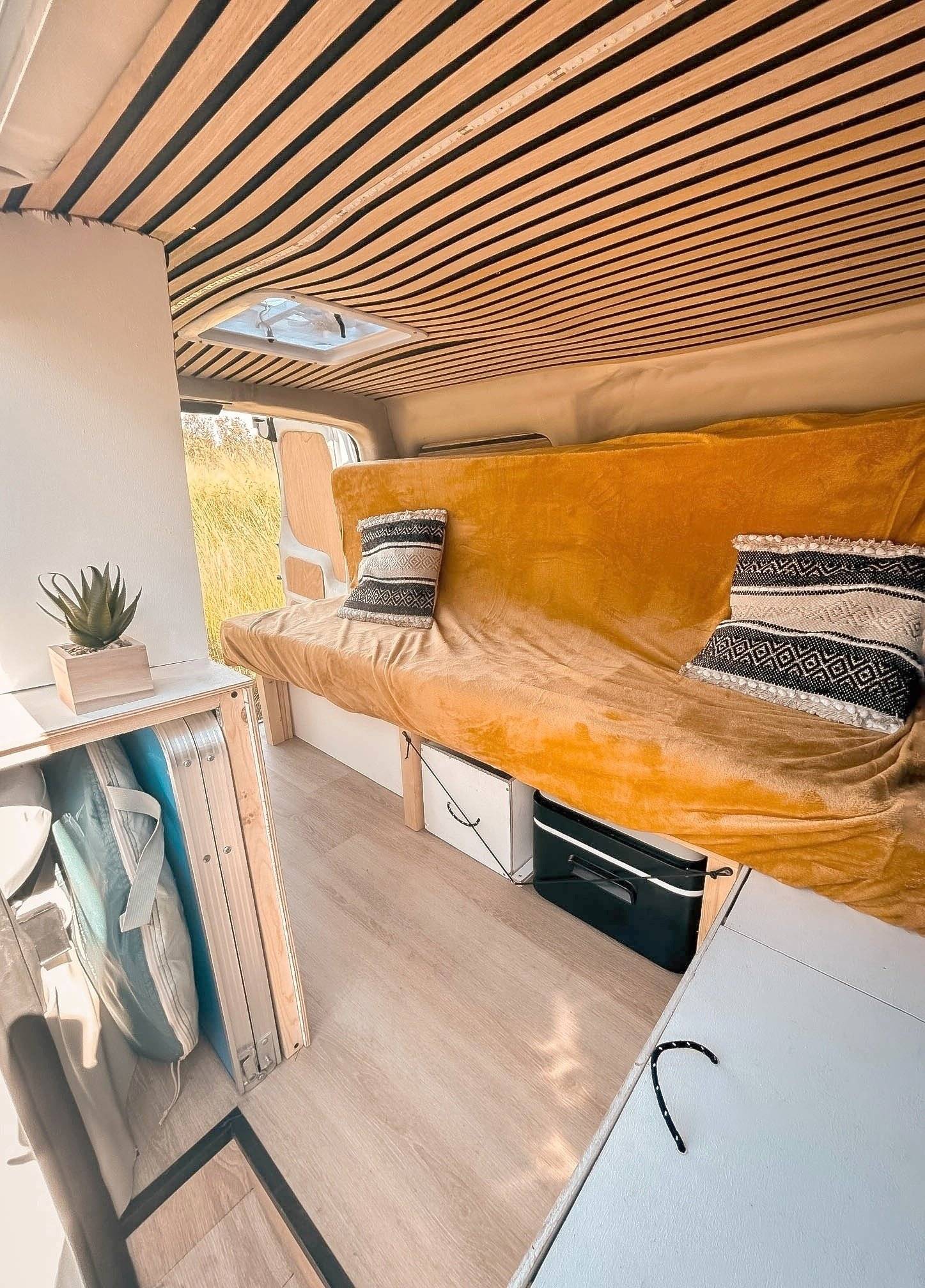 Vue avant de 3/4 Ford ford transit - Yescapa