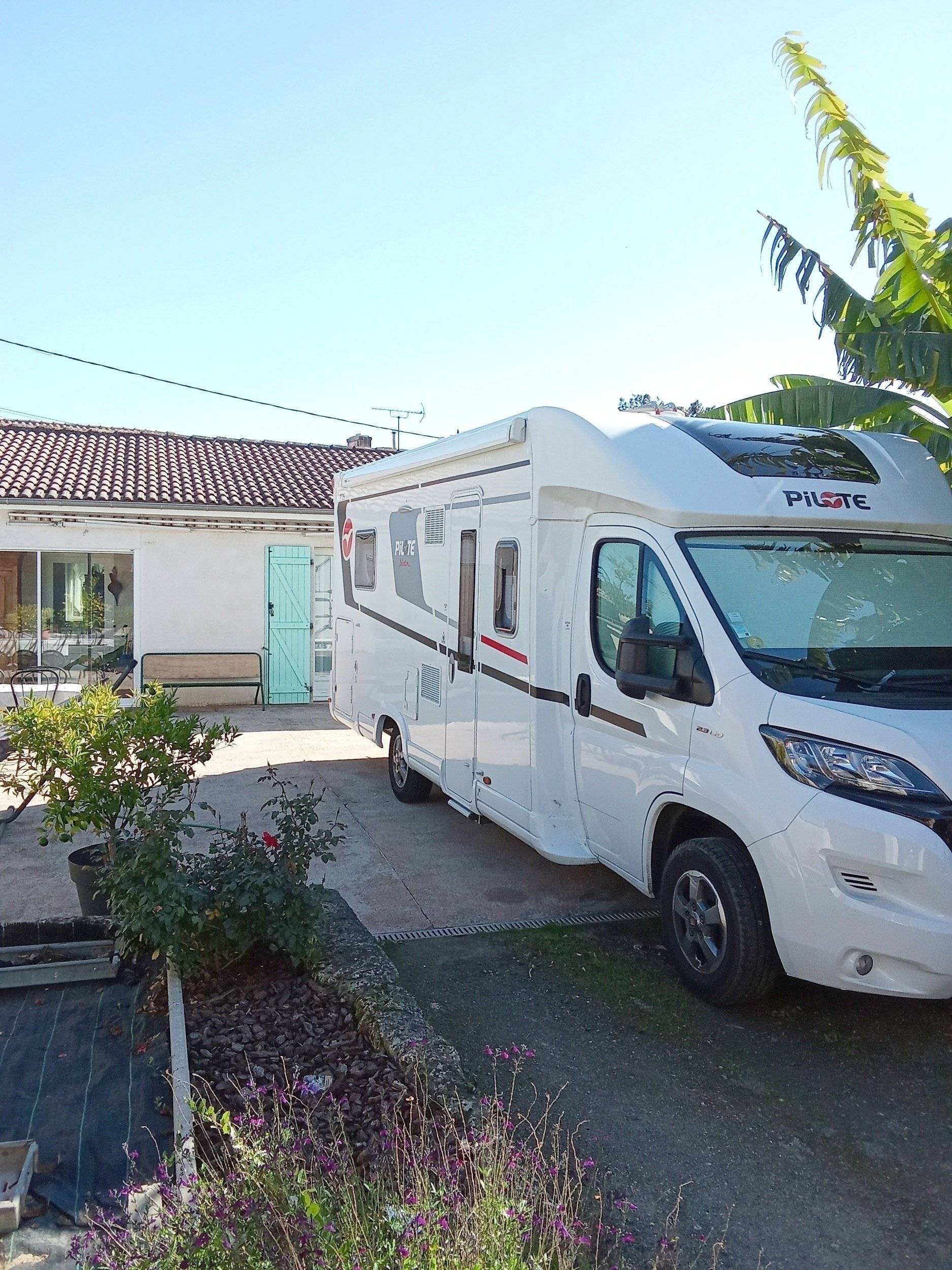 schräge Vorderansicht Fiat FIAT DUCATO 2.3 130CV - Yescapa