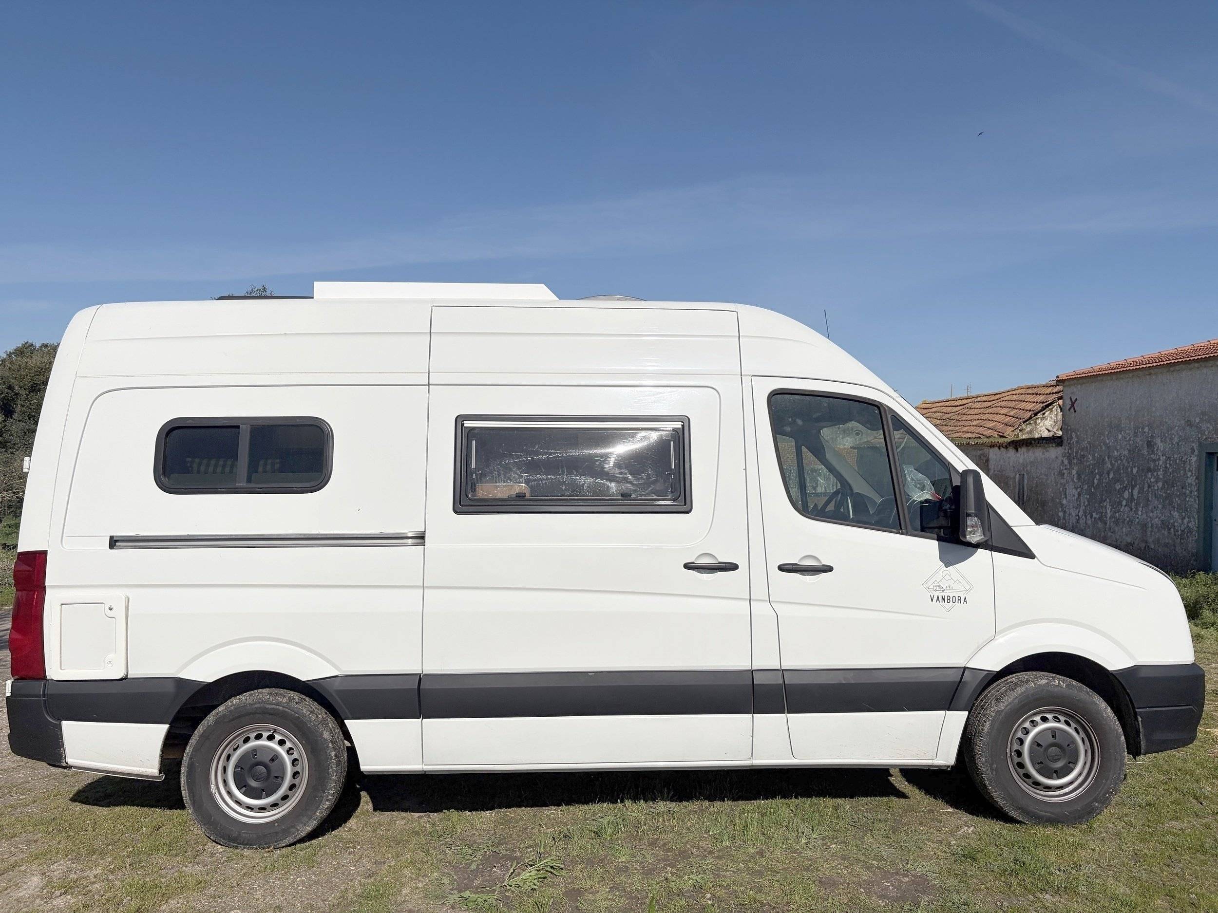 Vista del vehicle angle davanter Volkswagen Crafter - Yescapa