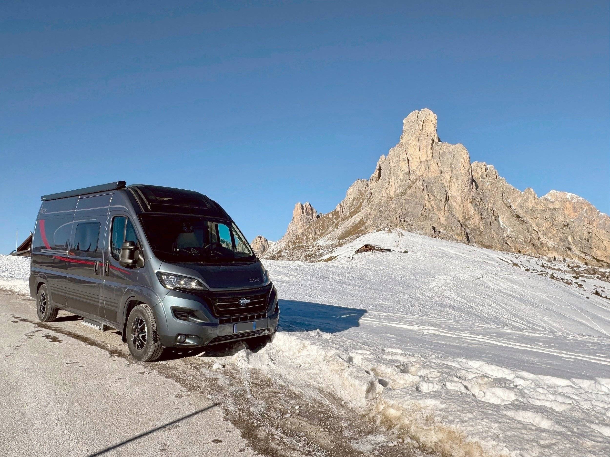 Vista frontale a ¾ Campervan Nuovo 2023 Verona – Lago di Garda – Dolomiti - Yescapa