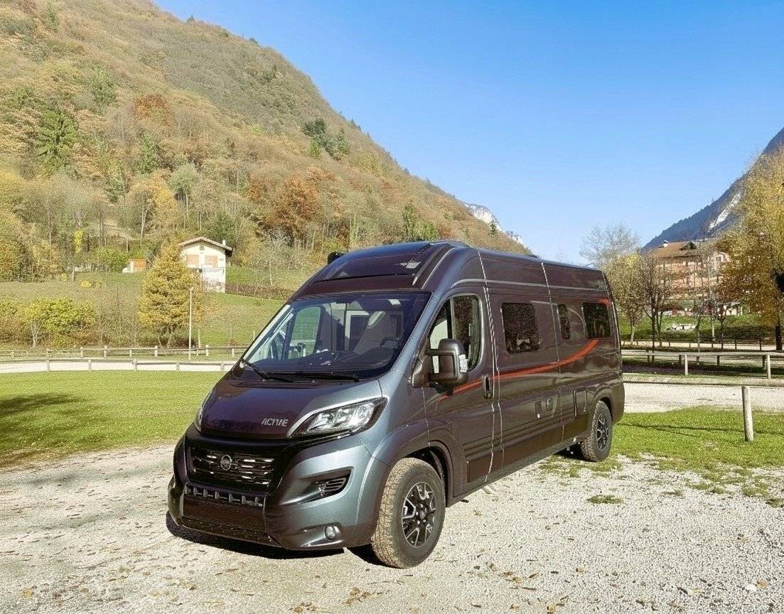 Vista frontale a ¾ Campervan Nuovo 2023 Verona – Lago di Garda – Dolomiti - Yescapa