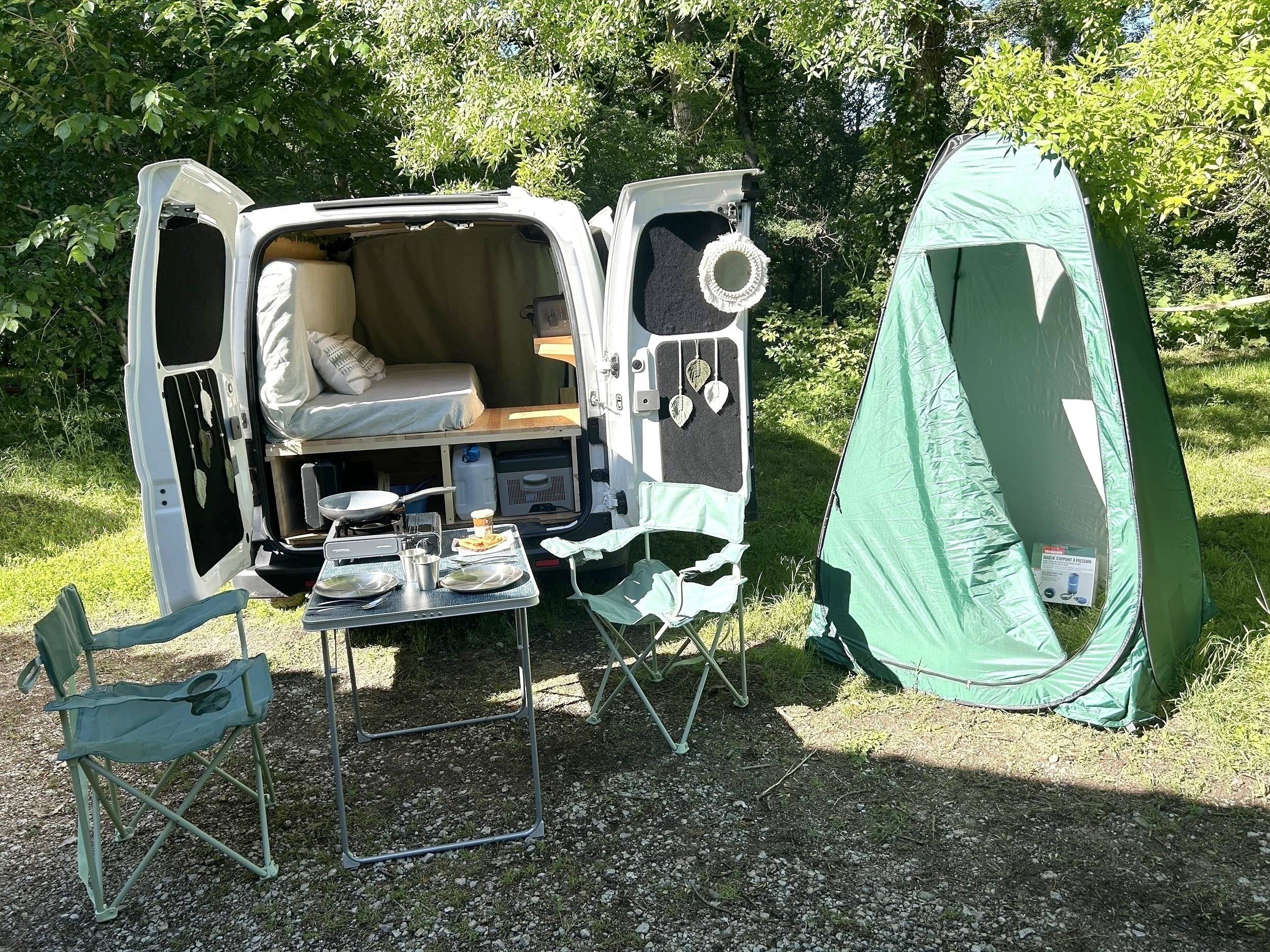 Dining Area Nissan NV200 - Yescapa