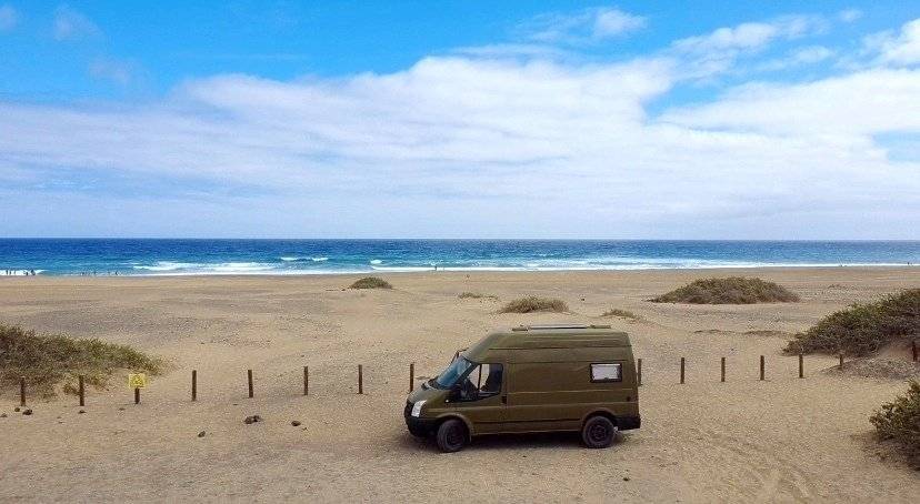 Vue avant de 3/4 Ford Ford Transit TT - Yescapa
