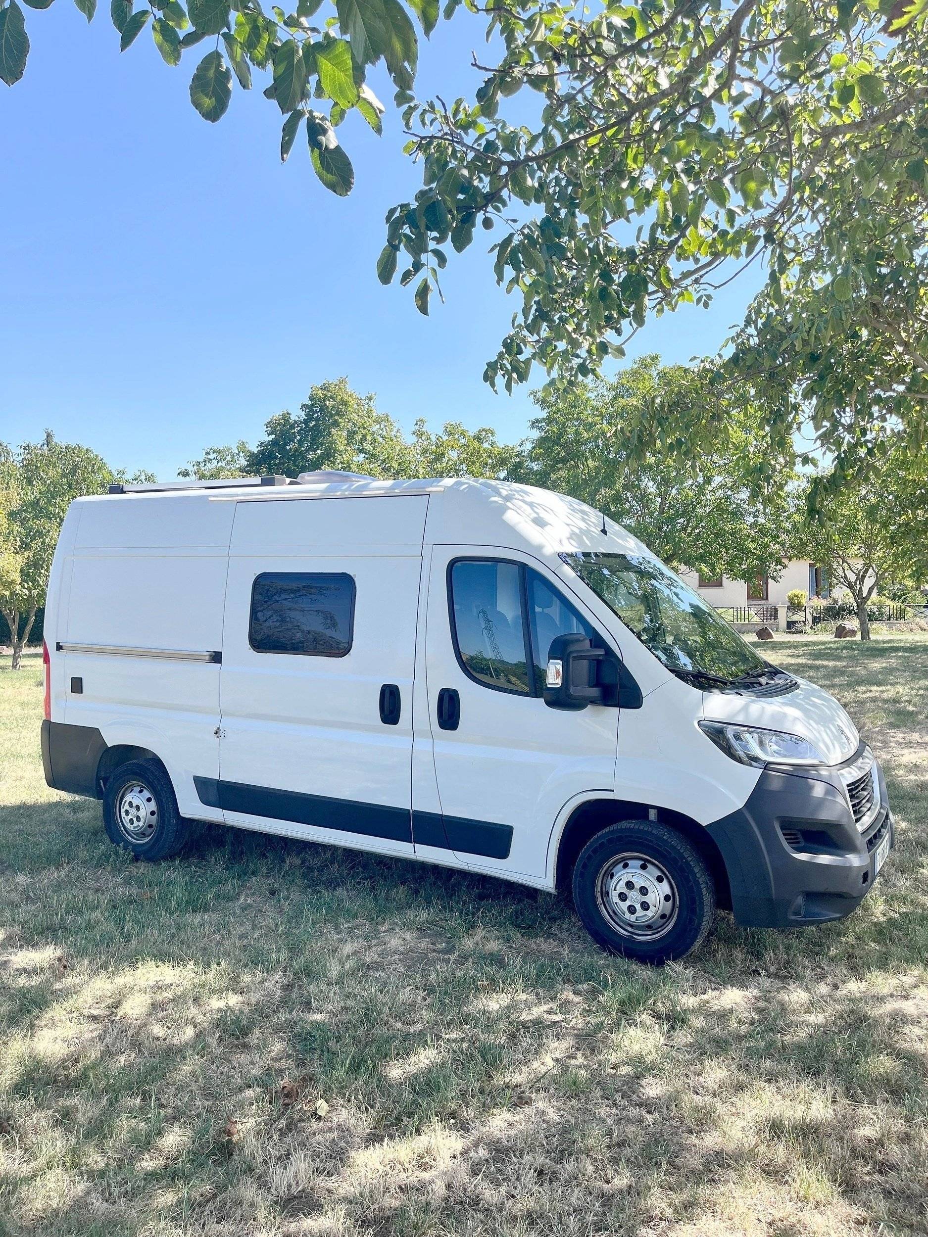 Vista de 3/4 Peugeot Boxer - Yescapa
