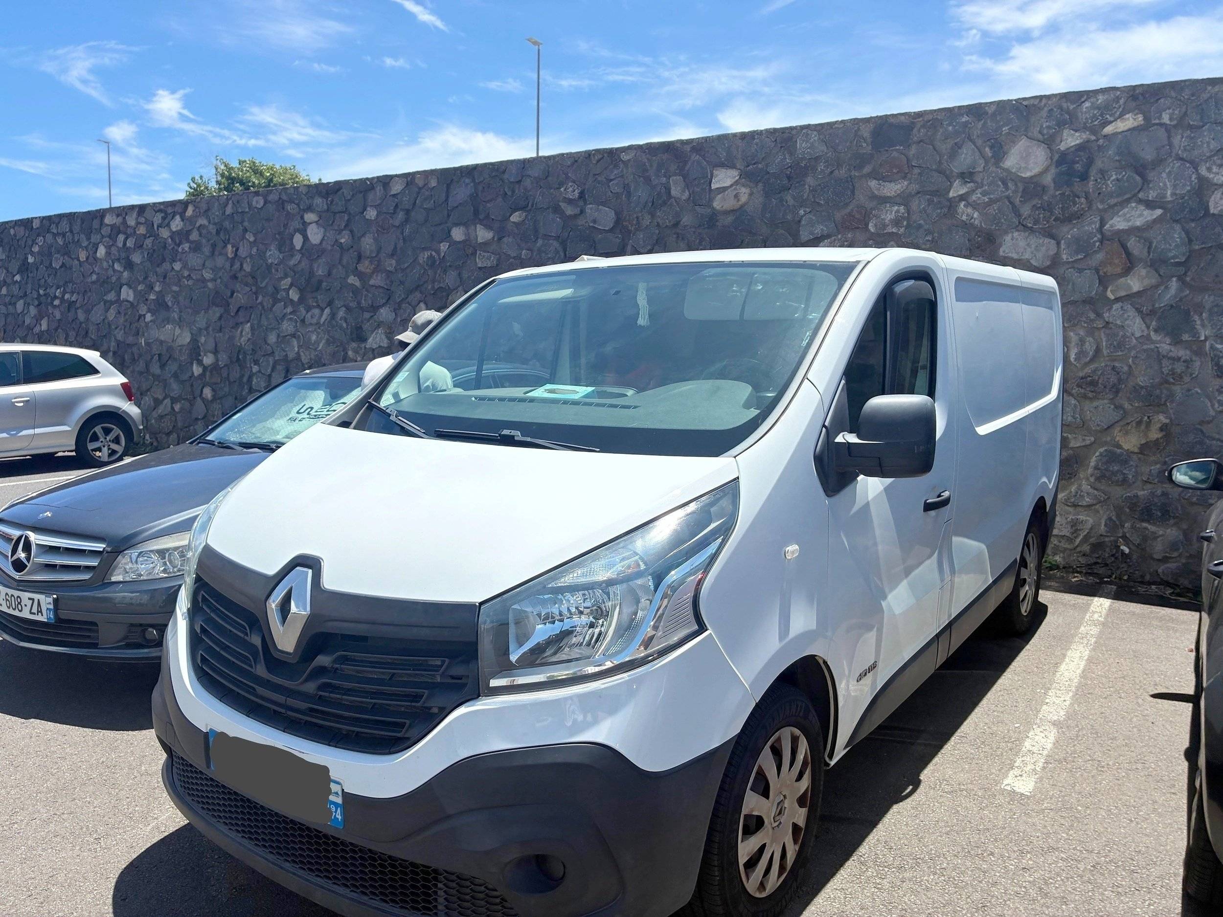 Vista del vehicle angle davanter Renault TRAFFIC - Yescapa