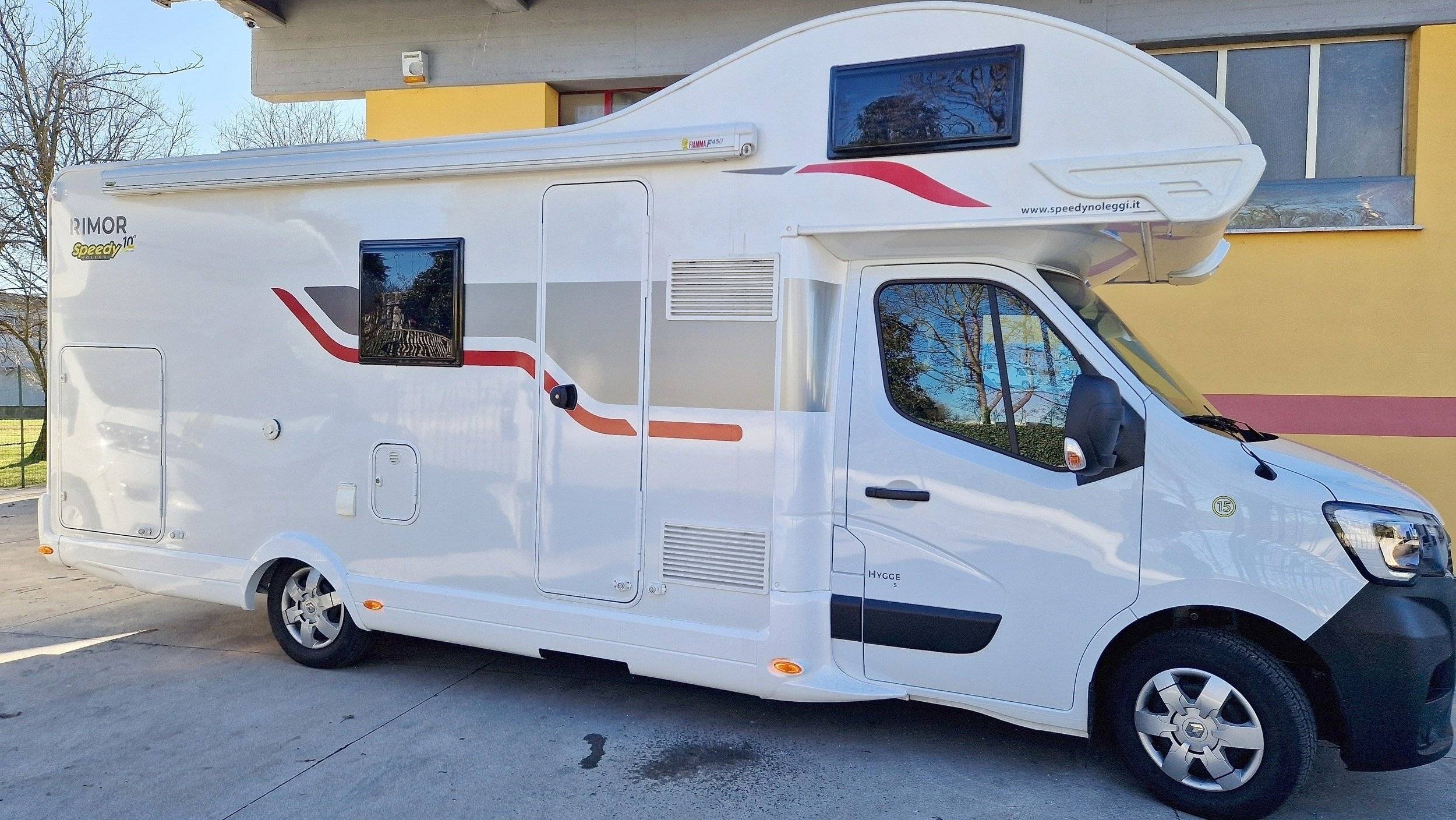 Vista del vehicle angle davanter Renault Master 2,3 l 145 ch - Yescapa