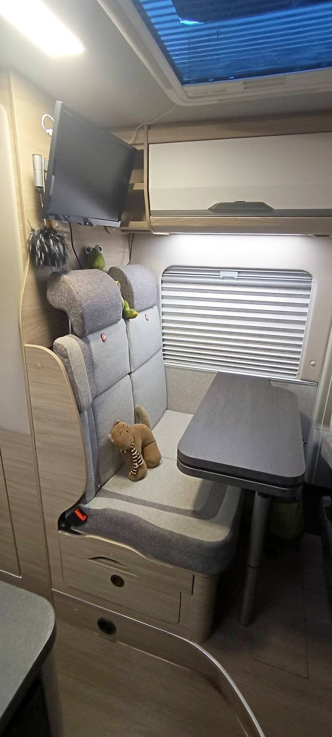 Dining Area Fiat Ducato 2,3 l Multijet 120 ch. - Yescapa