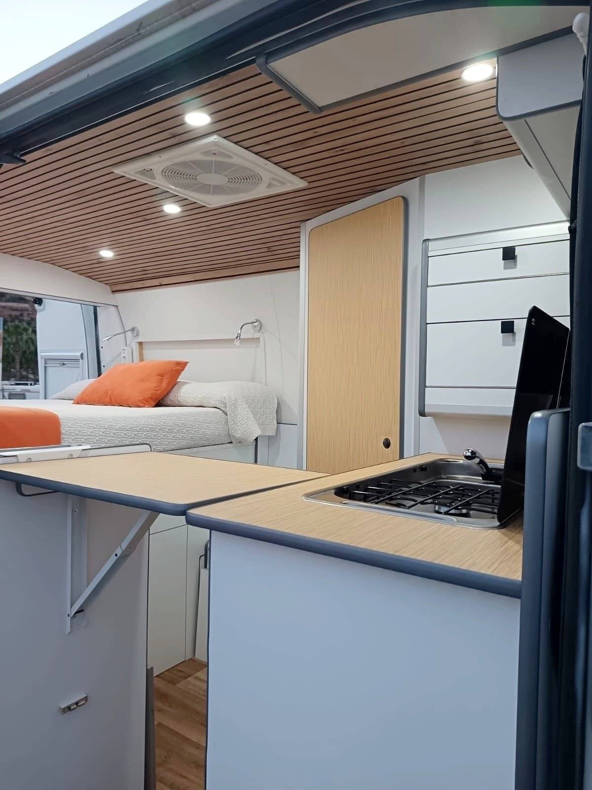Front view from 3/4 Renault Master 2,3 l 170 ch - Yescapa