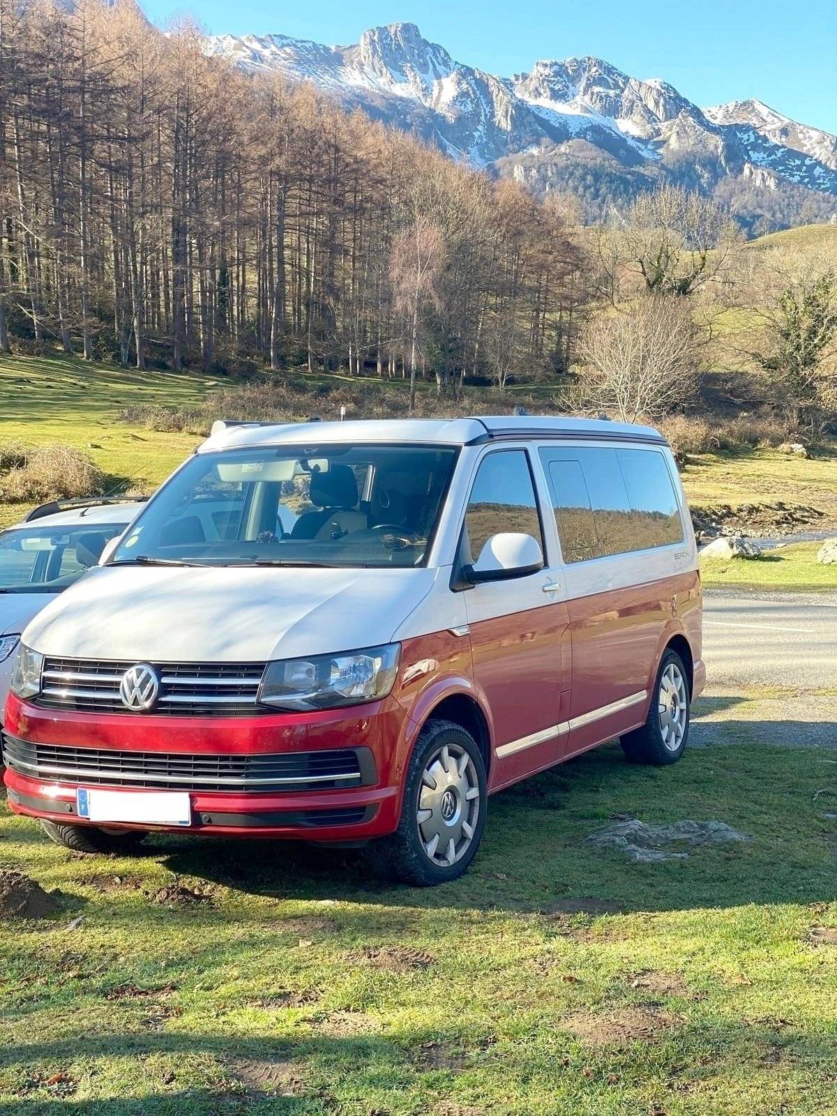 Vista de 3/4 Volkswagen VOLKSWAGEN CALIFORNIA - Yescapa