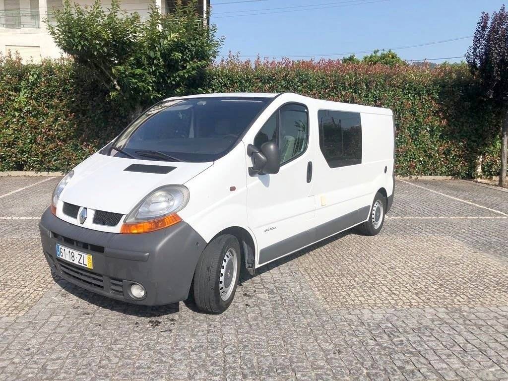 Vue avant de 3/4 Renault Trafic 1.9 100ch - Yescapa