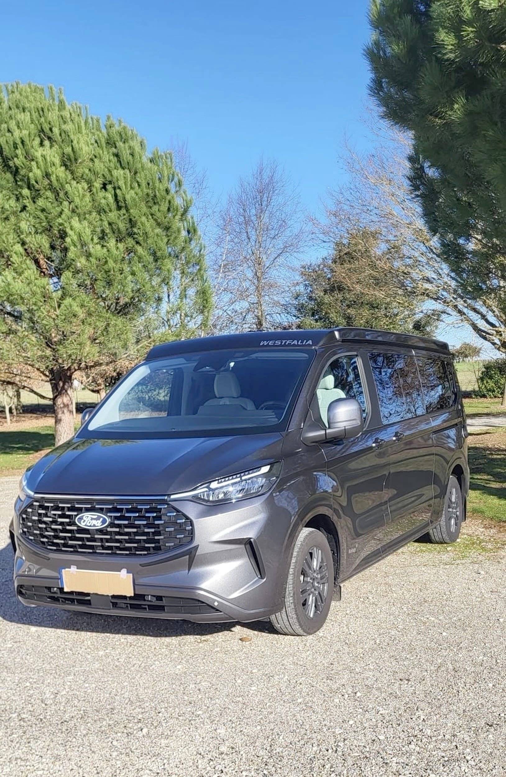 Vista de 3/4 Ford MK4 TOURNEO - Yescapa